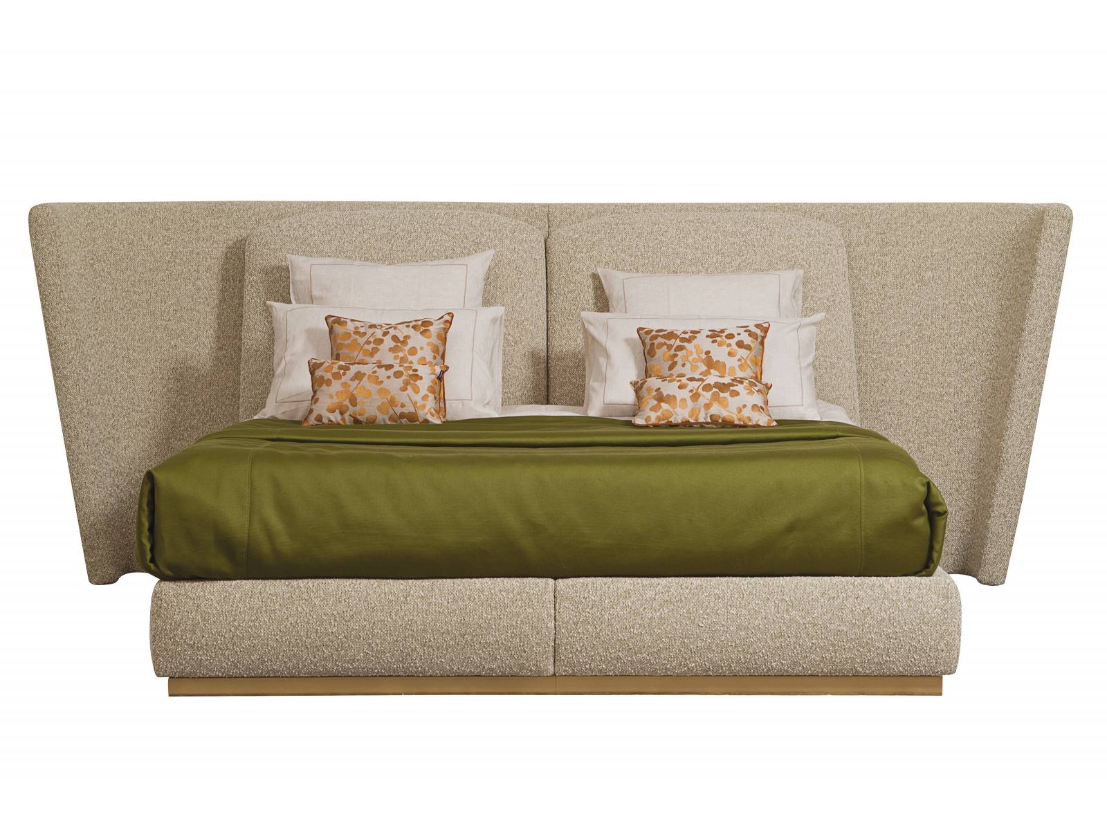 Fast wie ein Schutzschild ummantelt das trapezförmige Kopfteil das Bett «Paris Paname». Unter dem gleichen Namen gibt es Nacht- und Frisiertische, Konsolen, Sessel und Paravent, die sich zu einer ganzen Schlafzimmerkollektion zusammen fügen. Design: Bruno Moinard. Roche Bobois.