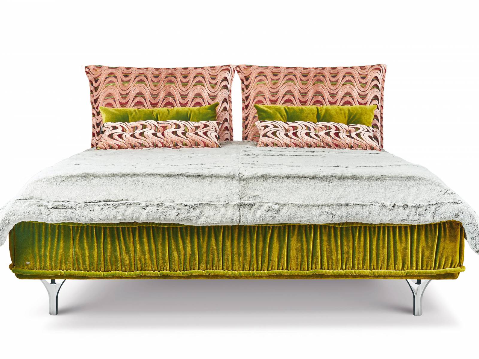 Oh wie schön ist es mit «Ohlinda». Das Boxspringbett mit den bequemen Rückenkissen fällt durch die dekorativen Falten und die prägnante Kedernaht auf. Die Kissen gibt es mit verschiedenen Bezügen. Aus der gleichnamigen Kollektion stammen auch Sofas und Esszimmerstühle. Design: Carolin Kutzera. Bretz.