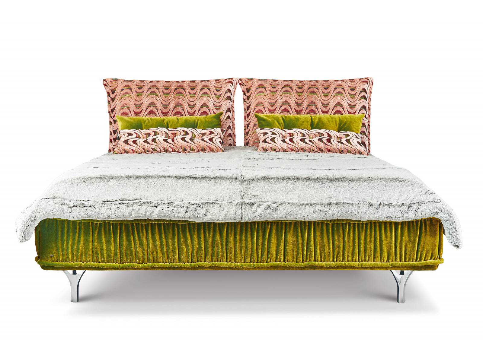 Oh wie schön ist es mit «Ohlinda». Das Boxspringbett mit den bequemen Rückenkissen fällt durch die dekorativen Falten und die prägnante Kedernaht auf. Die Kissen gibt es mit verschiedenen Bezügen. Aus der gleichnamigen Kollektion stammen auch Sofas und Esszimmerstühle. Design: Carolin Kutzera. Bretz.