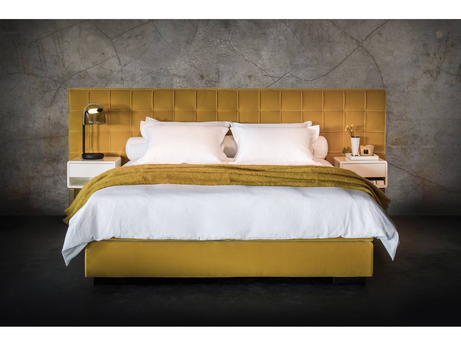 Diese holländischen Betten werden aus natürlichen Materialien handgefertigt. Sie können mit jedem Kopfteil aus der Kollektion kombiniert werden. Neu ist «Napoli» mit quadratisch angeordneten Ziernähten. In zahlreichen Farben erhältlich. Nilson Beds.