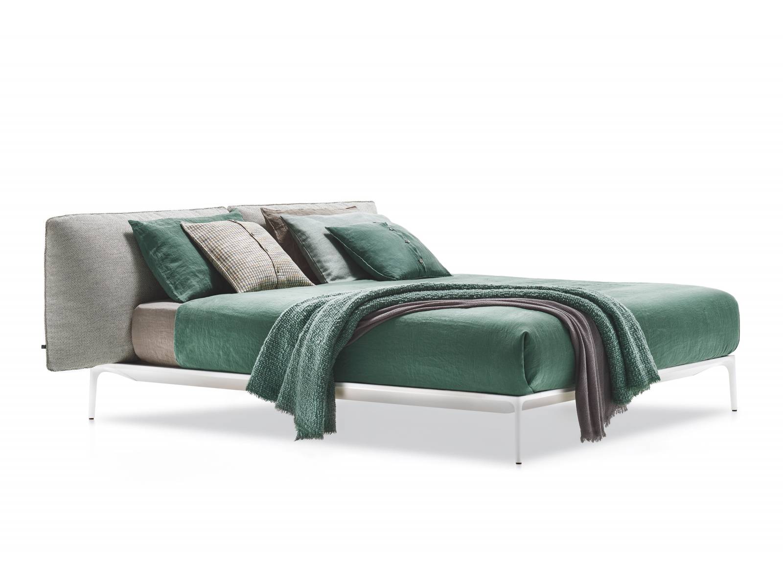 Ein schlichtes Aluminiumgestell und ein voluminös gepolstertes Betthaupt – das sind die Zutaten für das neue Bett «Yale». Erhältlich in zahlreichen Stoffvarianten, entworfen von Designer Jean-Marie Massaud. MDF Italia.
