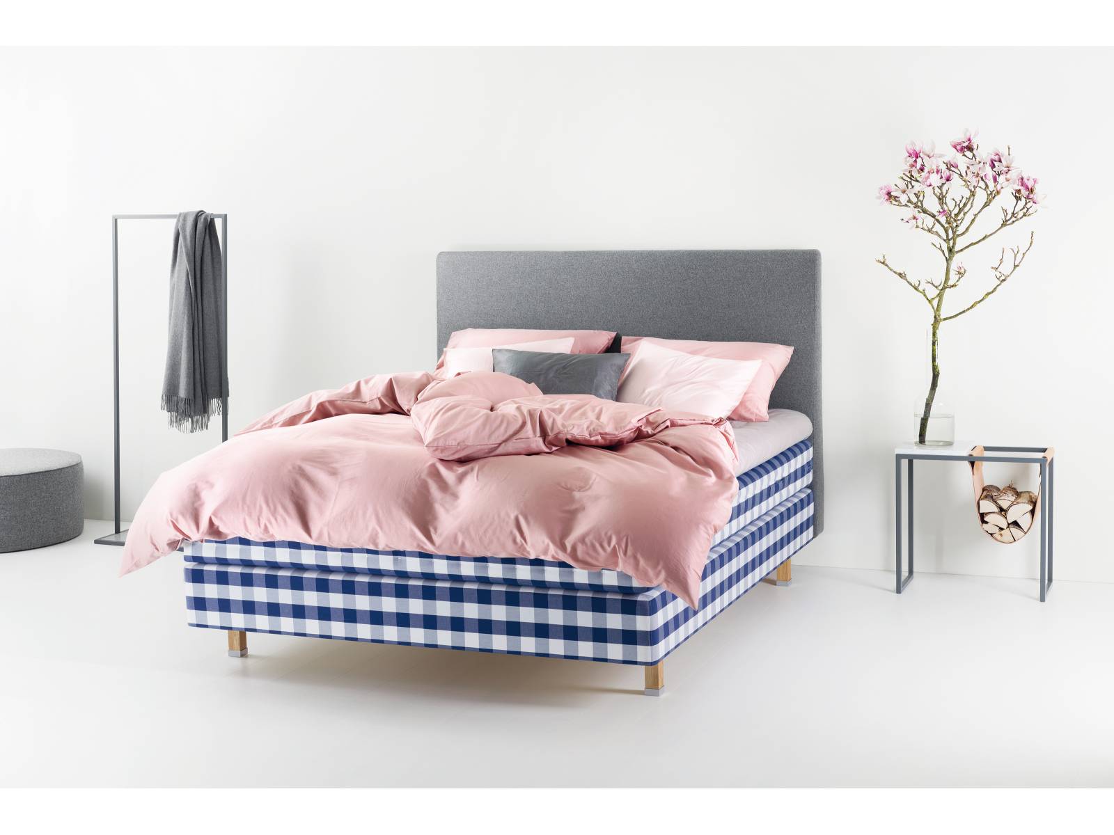 Zum 40-jährigen Jubiläum des unverwechselbaren Blau-Weiss-Karomusters «Blue Check» stellt die schwedische Bettenmanufaktur die vier Neuheiten «Herlewing», «Eala», «Maranga» und eine Weiterentwicklung des «2000T» vor. Die Namen bedeuten «Aufwachen» in den Sprachen Afrikaans, Hawaiisch und Maori. Im Bild: Modell «Eala». Hästens.