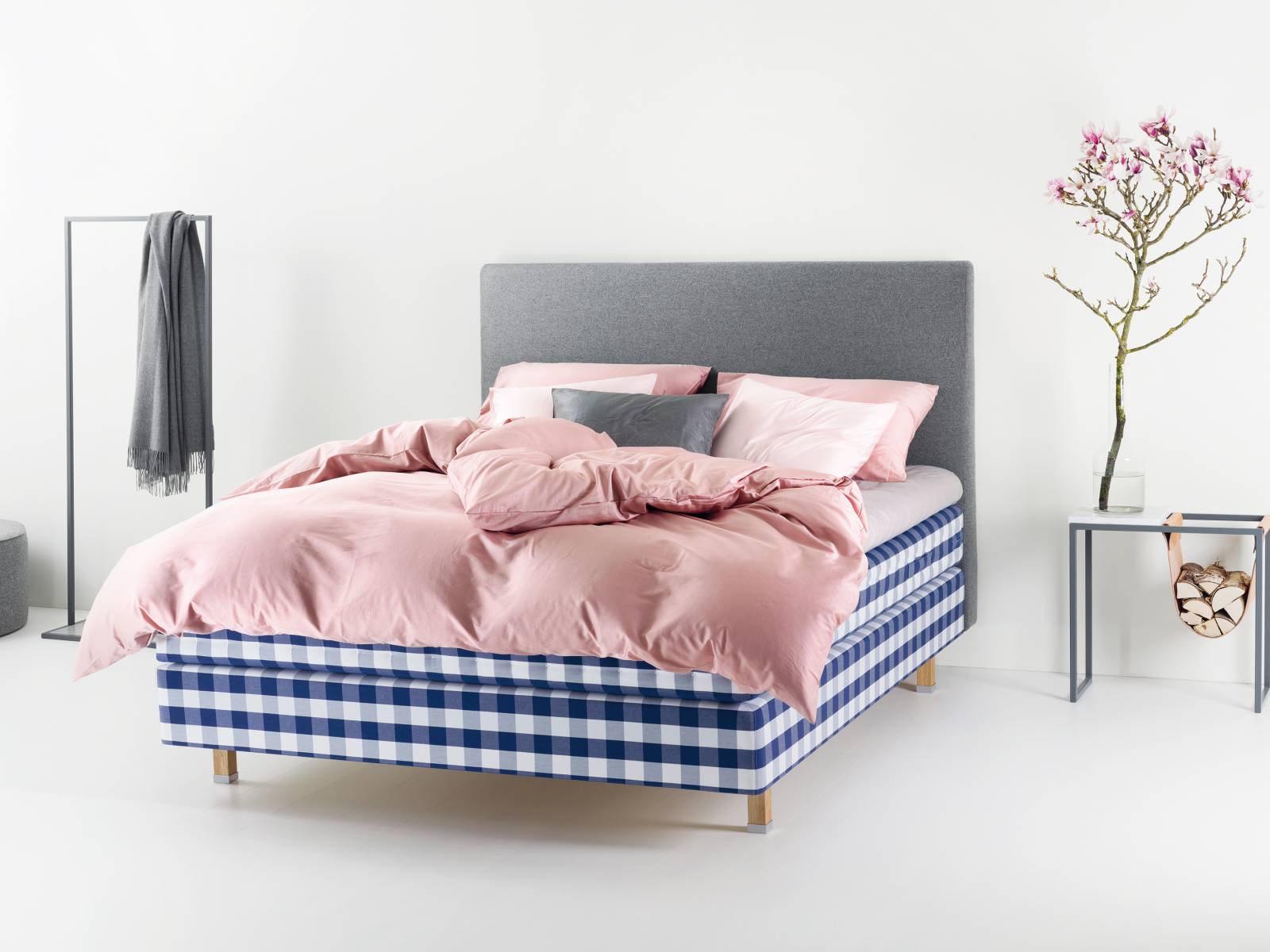 Zum 40-jährigen Jubiläum des unverwechselbaren Blau-Weiss-Karomusters «Blue Check» stellt die schwedische Bettenmanufaktur die vier Neuheiten «Herlewing», «Eala», «Maranga» und eine Weiterentwicklung des «2000T» vor. Die Namen bedeuten «Aufwachen» in den Sprachen Afrikaans, Hawaiisch und Maori. Im Bild: Modell «Eala». Hästens.