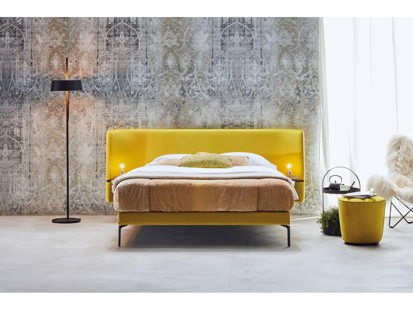 «Brace» ist ein neues Modell innerhalb von «Origins Complete» – einer Kollektion von fixfertig komponierten Polsterbetten, die mit klarem Design überzeugen. Durch die schlanken Füsse wirkt das Bett sehr grazil und steht in einem spannenden Kontrast zum üppigen Kopfteil. Design: Angela Schramm. Schramm.