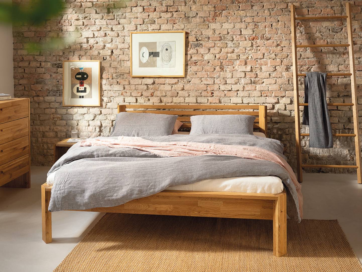 «Regular» ist eine Neuinterpretation des klassischen Sprossenbetts. Die Schrägstellung des Kopfhaupts sorgt für eine entspannte Atmosphäre; die natürliche Verarbeitung des Holzes für eine angenehme Nachtruhe. Walden.