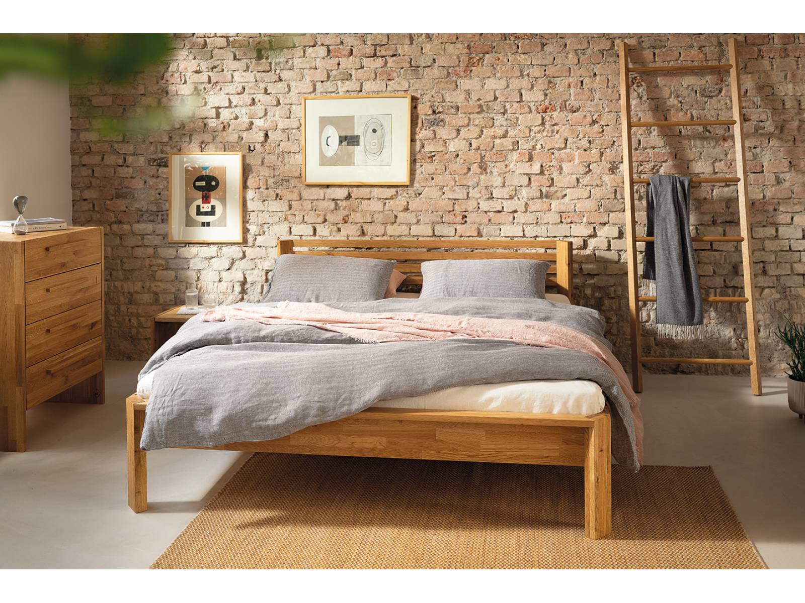 «Regular» ist eine Neuinterpretation des klassischen Sprossenbetts. Die Schrägstellung des Kopfhaupts sorgt für eine entspannte Atmosphäre; die natürliche Verarbeitung des Holzes für eine angenehme Nachtruhe. Walden.