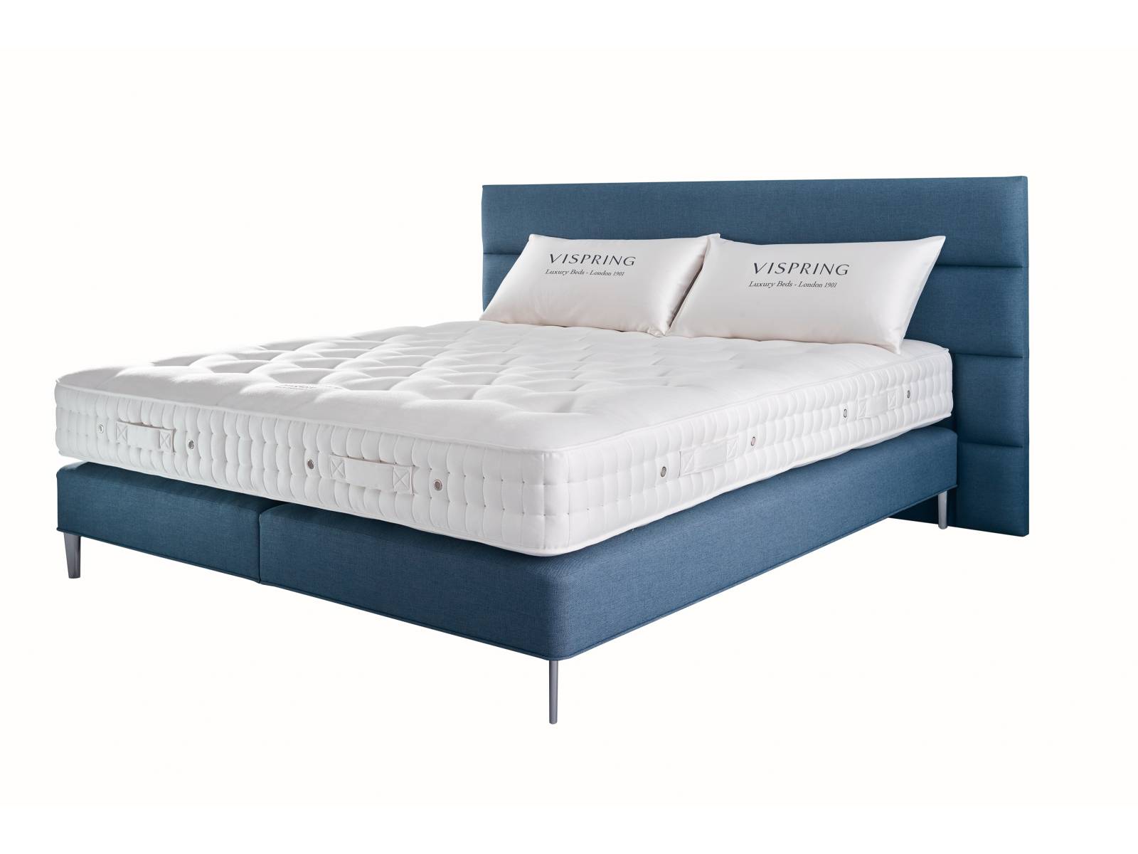 Ein Bett zum Träumen: Die neue, limitierte Kollektion Elizabeth vereint edle Materialien wie Wolle, Rosshaar, Mohair, Seide oder Cashmere mit traditioneller Handwerkskunst. Sie unterscheidet sich durch den speziellen Diwan und die grazilen Füsse aus poliertem Stahl von anderen Modellen aus dem Sortiment. Vispring.