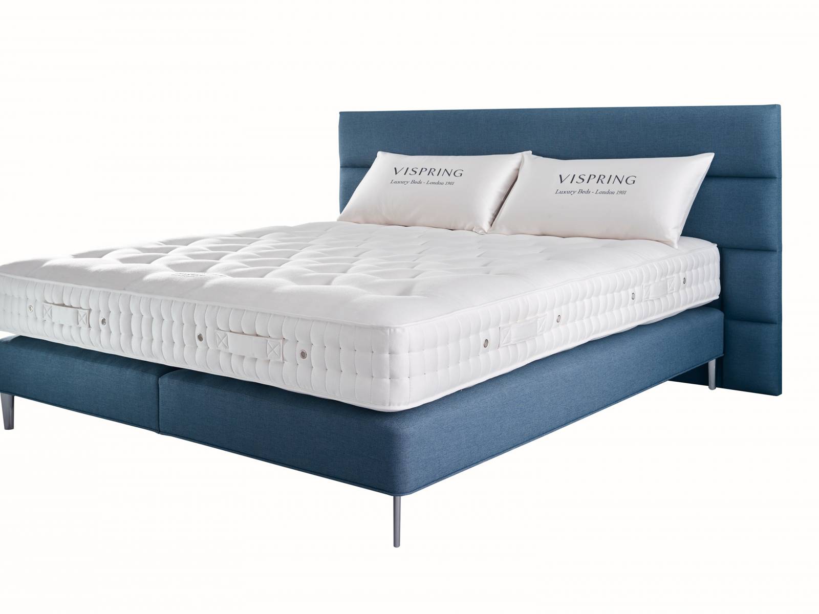 Ein Bett zum Träumen: Die neue, limitierte Kollektion Elizabeth vereint edle Materialien wie Wolle, Rosshaar, Mohair, Seide oder Cashmere mit traditioneller Handwerkskunst. Sie unterscheidet sich durch den speziellen Diwan und die grazilen Füsse aus poliertem Stahl von anderen Modellen aus dem Sortiment. Vispring.