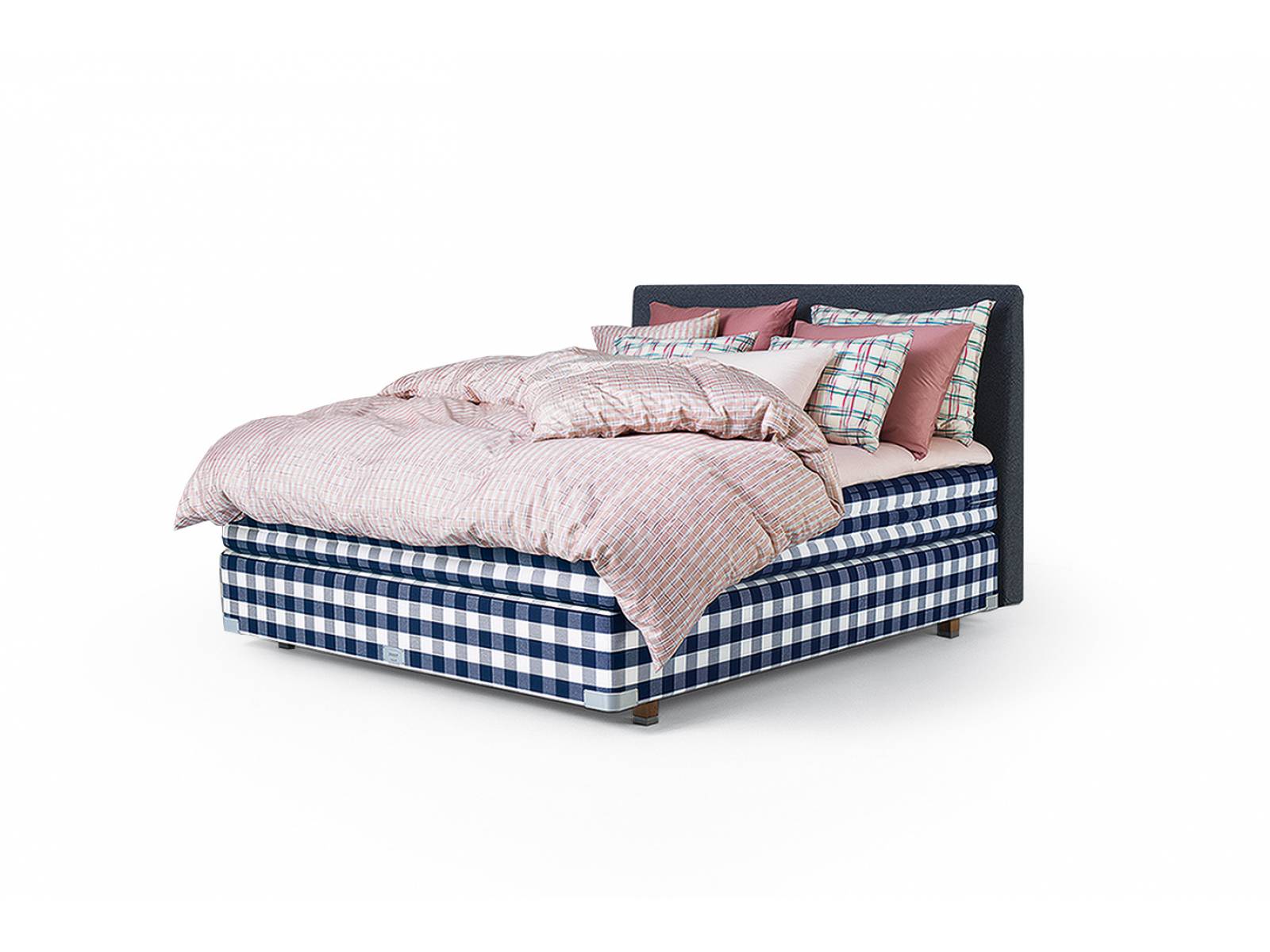 Die mal zarten und mal kräftigen Farben englischer Gärten inspirierten Lars Nilsson zu der Bettwäschekollektion Iris by Lars Nilsson. Modell «Lutyens» aus feiner Baumwolle trägt den Namen eines grossen Gartenarchitekten und ist eine Hommage an das klassische Karomuster des schwedischen Bettenspezialisten. Hästens.