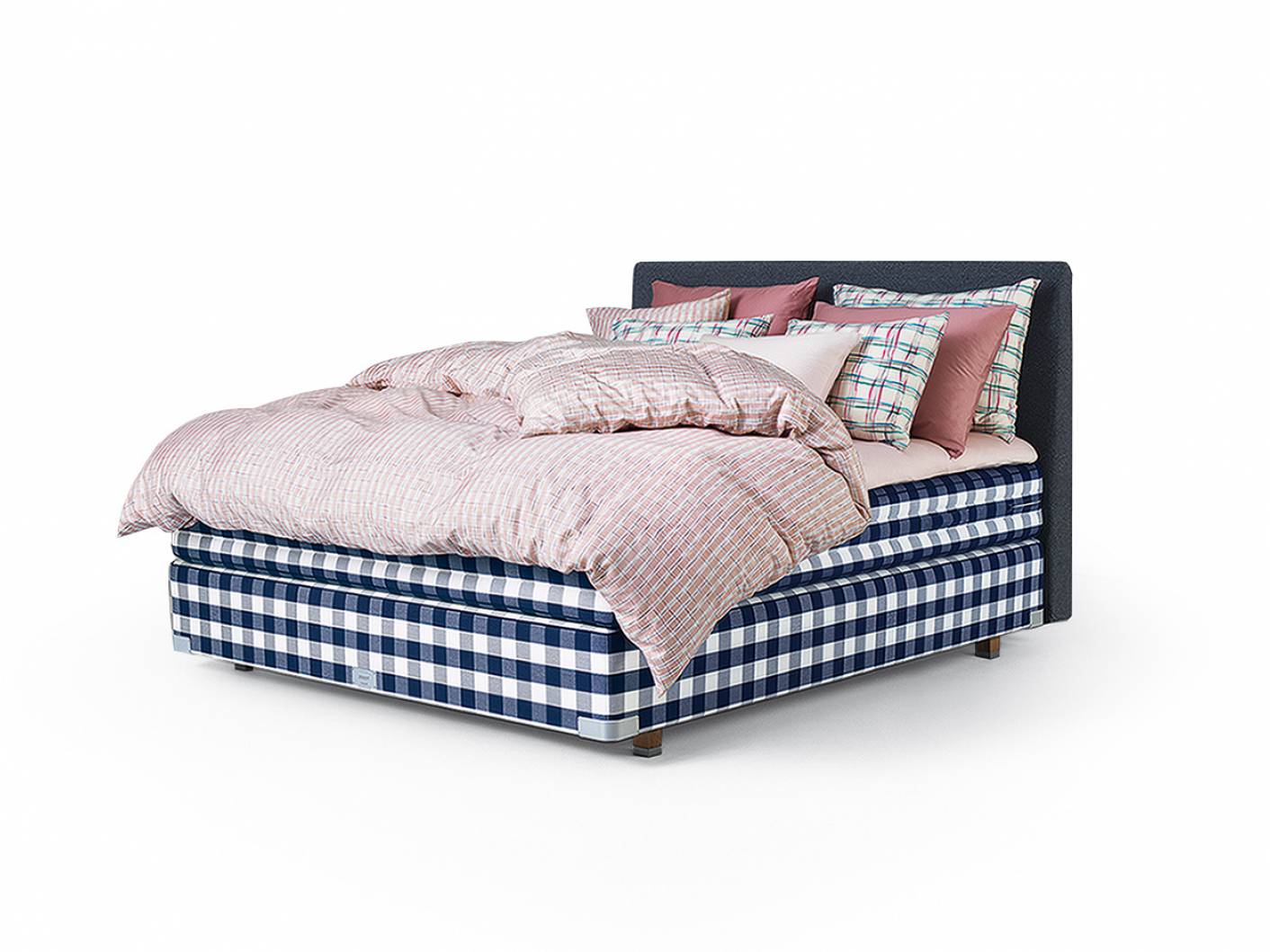 Die mal zarten und mal kräftigen Farben englischer Gärten inspirierten Lars Nilsson zu der Bettwäschekollektion Iris by Lars Nilsson. Modell «Lutyens» aus feiner Baumwolle trägt den Namen eines grossen Gartenarchitekten und ist eine Hommage an das klassische Karomuster des schwedischen Bettenspezialisten. Hästens.