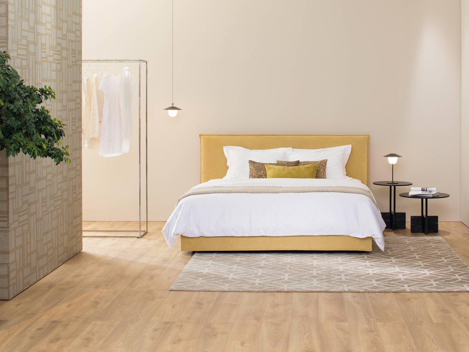 Mit «Mind» stellt der Bettenspezialist aus Deutschland ein dekorativ und zugleich bequemes neues Kopfteil für seine Origins-Kollektion vor. Die umlaufende Biese rahmt das Headboard optisch ein und wird als kleine Verzierung an den Kanten sichtbar. Im Bild strahlt das Bett im Samtstoff «Linda sun». Schramm.