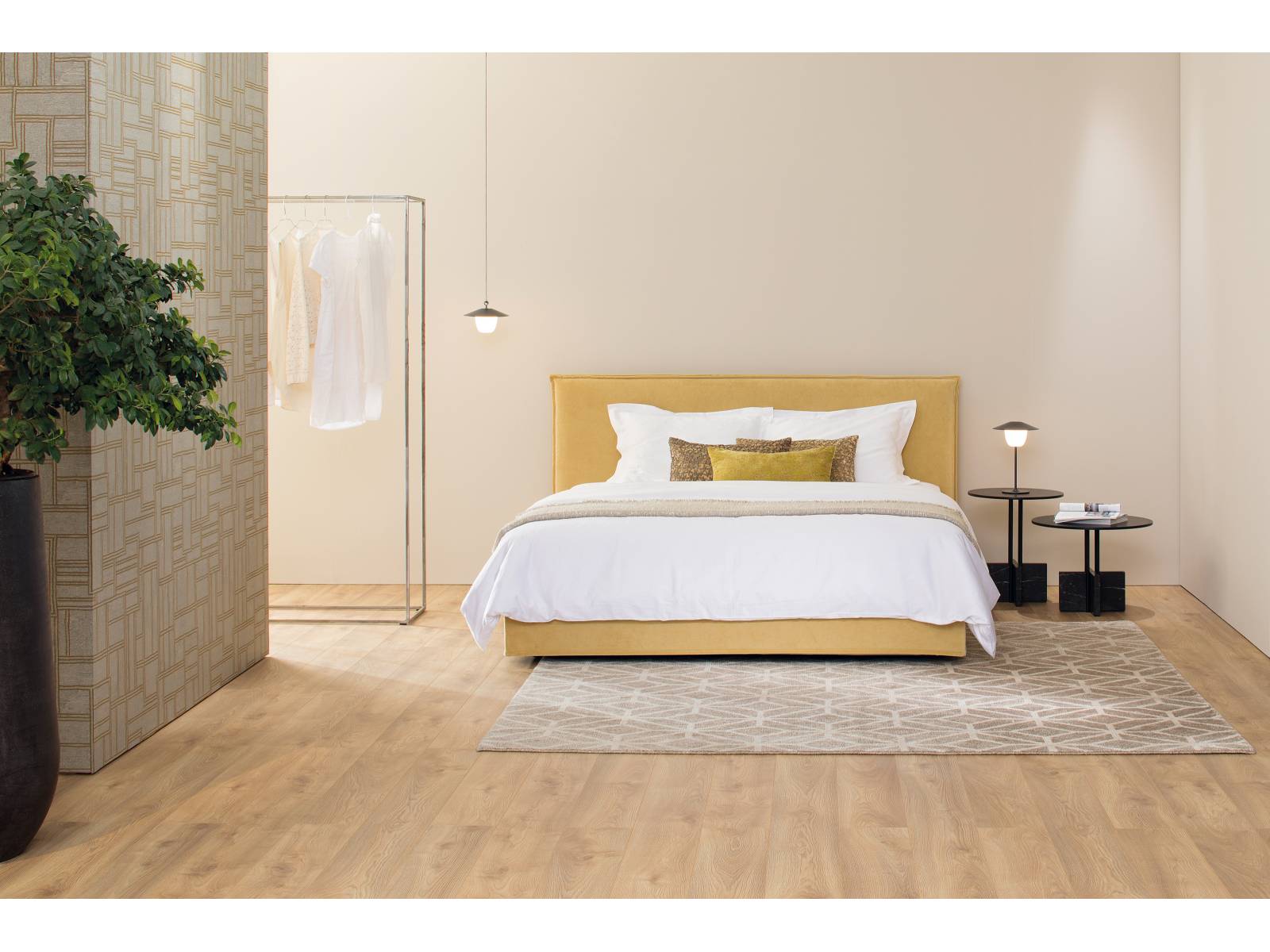 Mit «Mind» stellt der Bettenspezialist aus Deutschland ein dekorativ und zugleich bequemes neues Kopfteil für seine Origins-Kollektion vor. Die umlaufende Biese rahmt das Headboard optisch ein und wird als kleine Verzierung an den Kanten sichtbar. Im Bild strahlt das Bett im Samtstoff «Linda sun». Schramm.