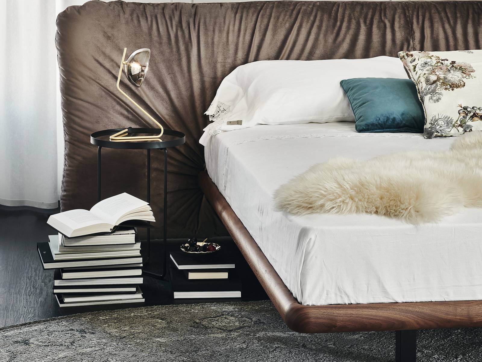 Fast wie ein Schutzschild ummantelt das grosszügige Kopfteil das Bett «Marlon», dessen Gestell aus Nussbaum, Esche oder Eiche vergleichsweise feingliedrig wirkt. Für den einladenden Faltenwurf des Kopfteils erweiterte der italienische Hersteller sein Portfolio um neue Stoffe und Leder. Cattelan.