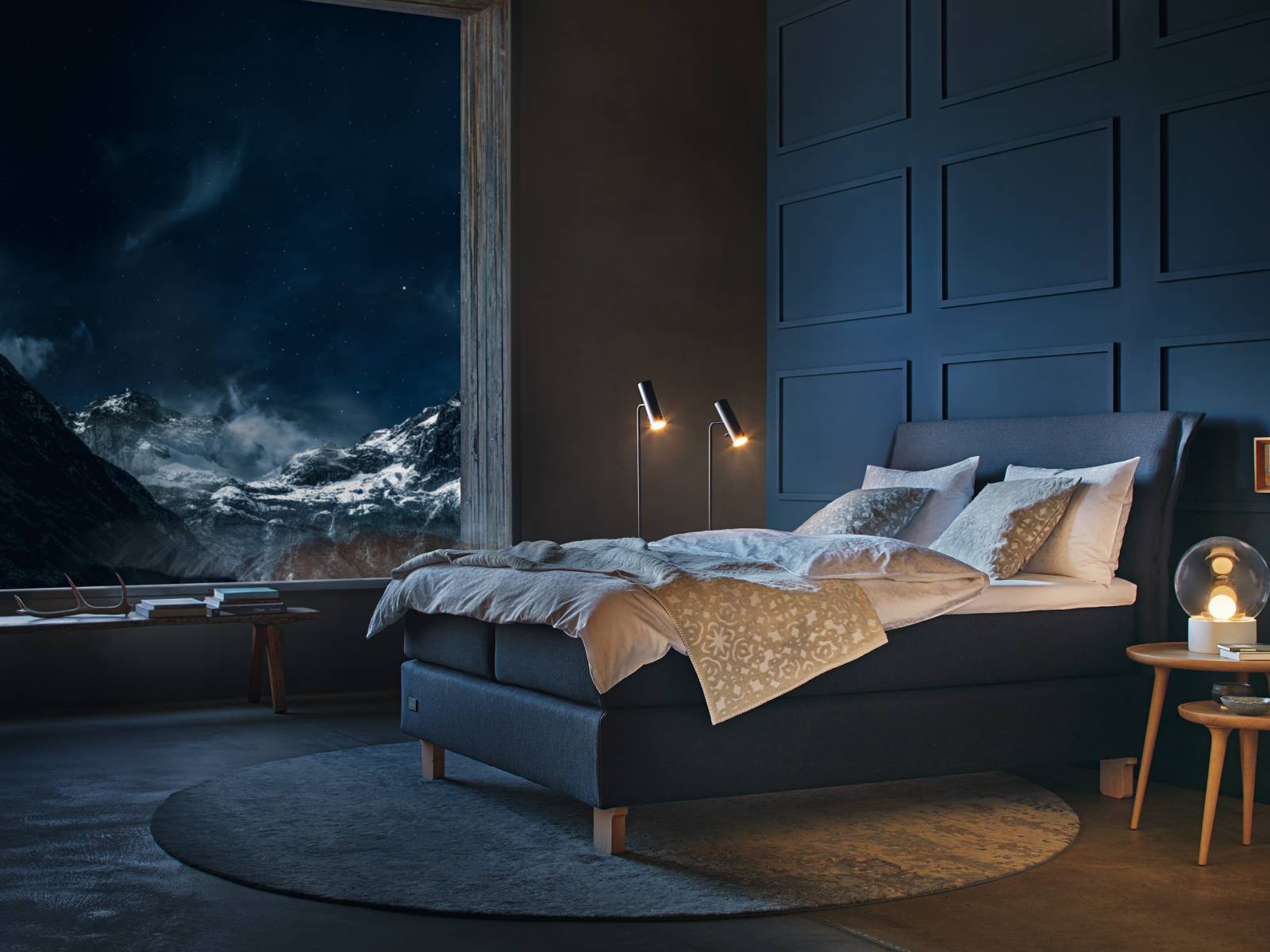 Wer gern etwas länger liegen bleibt und die Zeitung noch im Bett studiert, kann sich bei der Kollektion Simplon vom Schweizer Designer Björn Ischi zwischen zwei unterschiedlichen Headboards entscheiden: Beide laden mit weichen Formen dazu ein, sich entspannt zurückzulehnen. Das Boxspringbett gibt es mit intelligenter Technik, die das Liegeprofil erkennt und die Matratze passend auf den Nutzer einstellt. Bico.