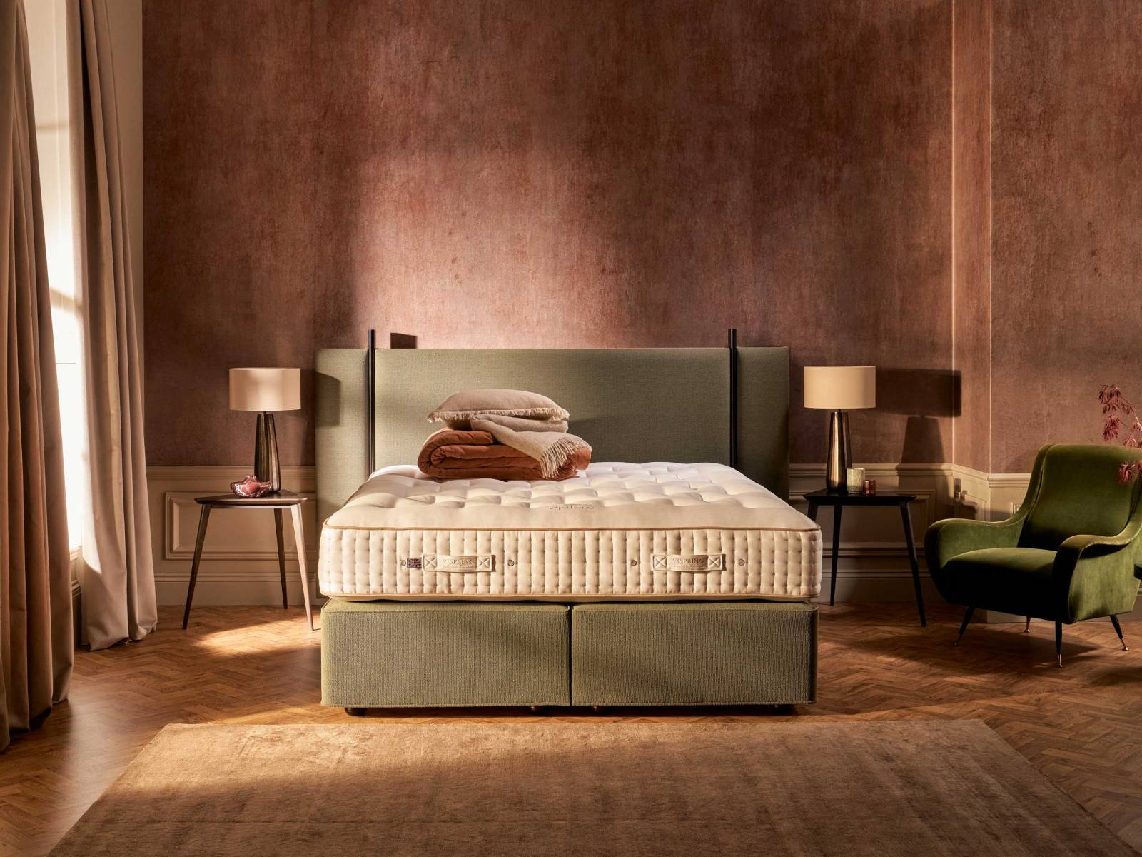 «Opulence» ist der Name der neuen Matratze des britischen Bettenherstellers. Sie verfügt über eine dreilagige, handgenähte Kattun-Taschenfederkonstruktion und ist mit Shetlandwolle, Kaschmir, Alpaka-Bambus und anderen exklusiven, natürlichen Materialien gefüllt. Im Bild mit Viceroy-Diwan und Gate-Kopfteil in Moss Olive kombiniert. VISPRING.