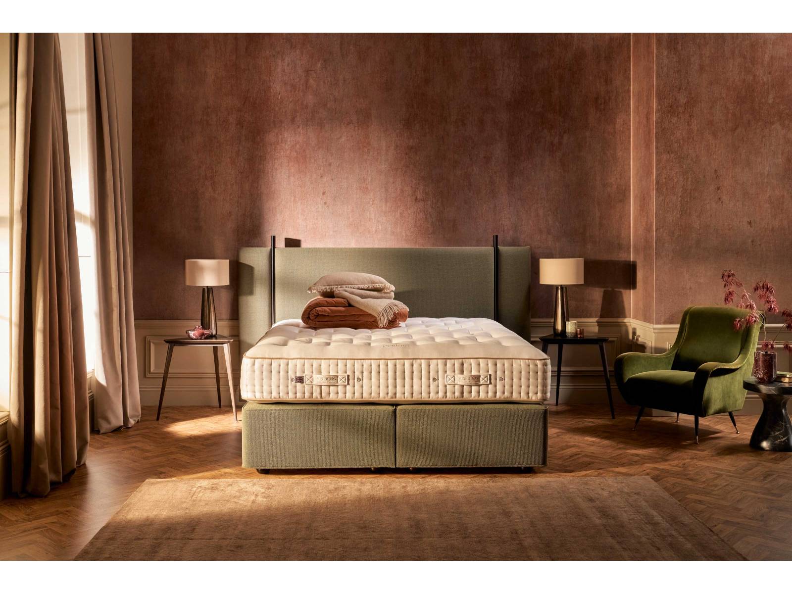 «Opulence» ist der Name der neuen Matratze des britischen Bettenherstellers. Sie verfügt über eine dreilagige, handgenähte Kattun-Taschenfederkonstruktion und ist mit Shetlandwolle, Kaschmir, Alpaka-Bambus und anderen exklusiven, natürlichen Materialien gefüllt. Im Bild mit Viceroy-Diwan und Gate-Kopfteil in Moss Olive kombiniert. VISPRING.