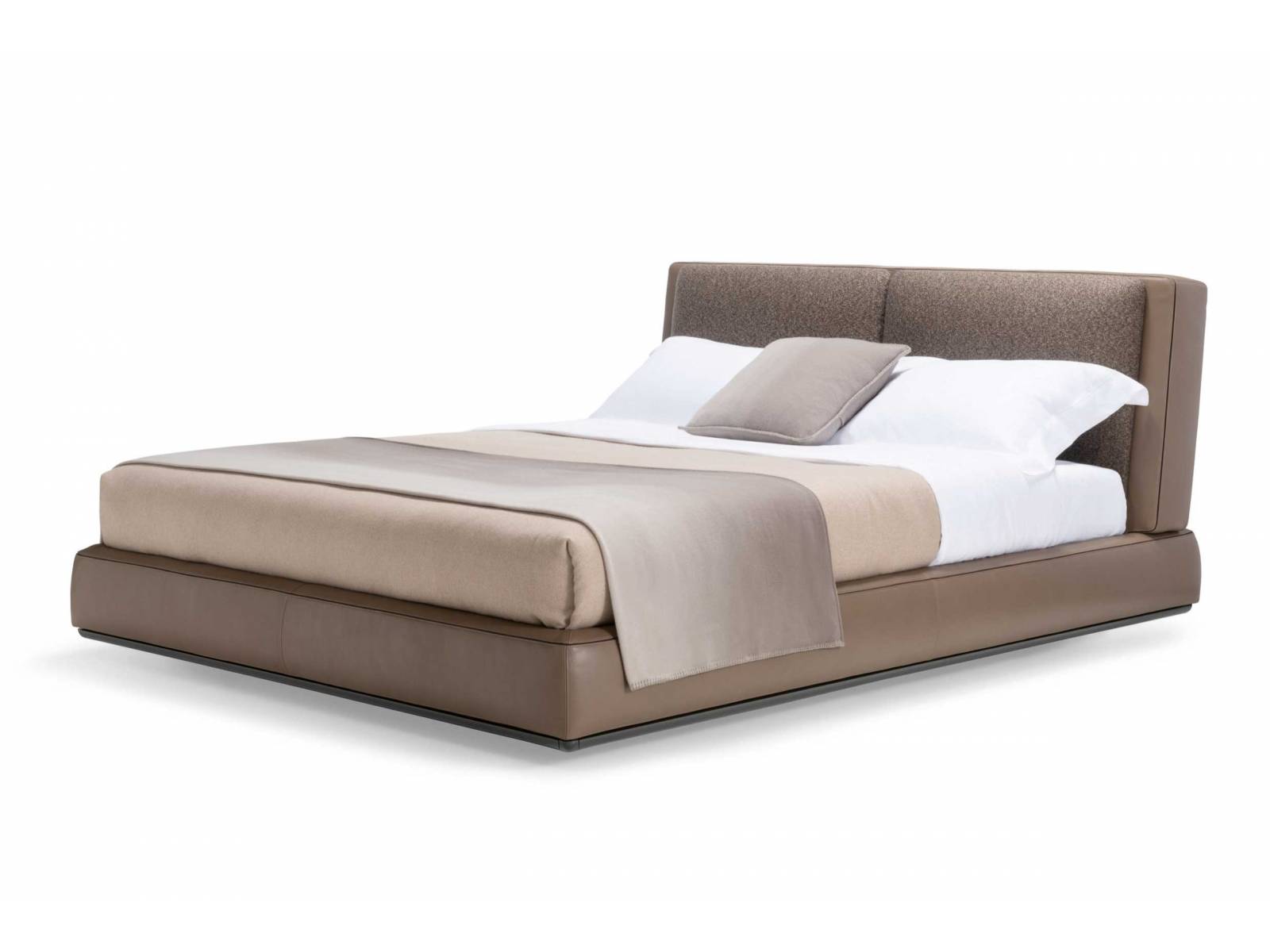 Wie eine Ruheinsel präsentiert sich das Bett «Aldgate» von Rodolfo Dordoni. Stoff und Leder sind die massgebenden Materialien, die durch sorgfältig verarbeitete Details und weiche Linien gerade beim üppig gepolsterten Kopfteil perfekt in Szene gesetzt werden. MOLTENI.