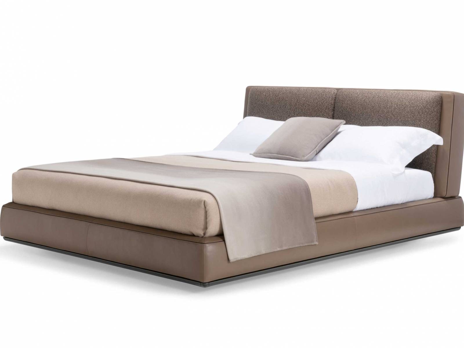 Wie eine Ruheinsel präsentiert sich das Bett «Aldgate» von Rodolfo Dordoni. Stoff und Leder sind die massgebenden Materialien, die durch sorgfältig verarbeitete Details und weiche Linien gerade beim üppig gepolsterten Kopfteil perfekt in Szene gesetzt werden. MOLTENI.