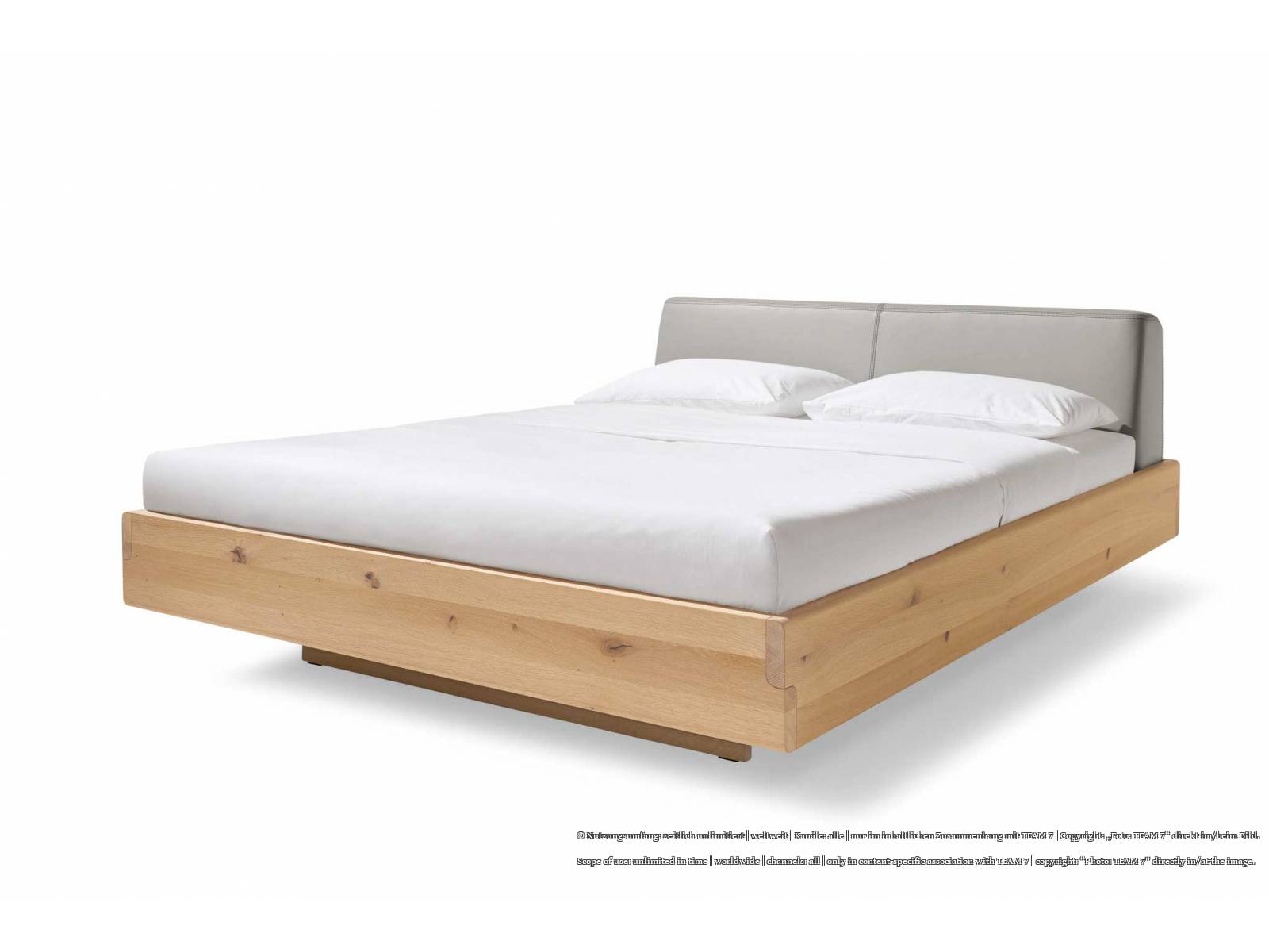 Das massive Holzbett «Nox» von Jakob Strobel gibt es neu mit einem Lederkopfteil in hellem Grau. Der Farbton erweitert das umfangreiche Ledersortiment des Unternehmens und somit auch die Auswahl an Farbtönen für das gepolsterte Kopfhaupt. TEAM 7.