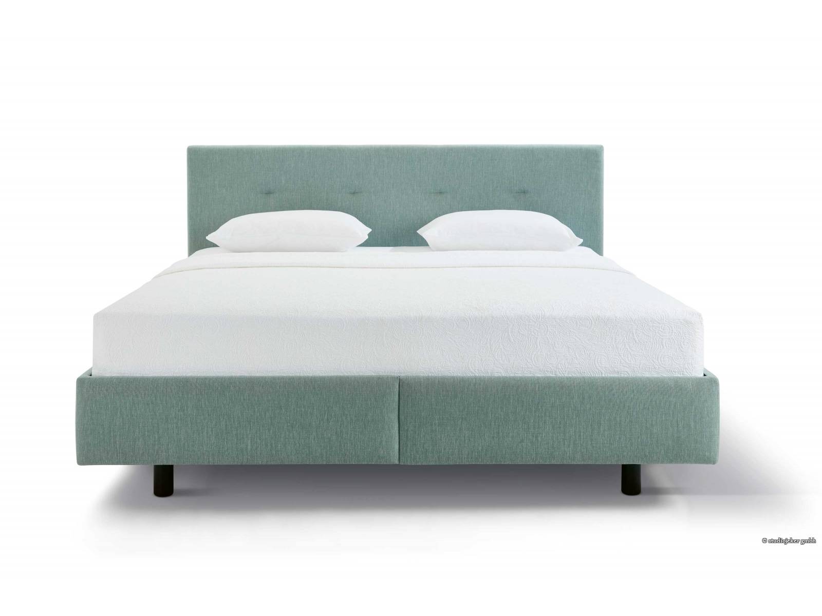 Wenn der Name Programm ist: Das Polsterbett «Cosynights» sorgt nicht nur für Entspannung und Wohlgefühl, sondern bringt auch eine wohnliche Note ins Schlafzimmer. Zur Auswahl stehen verschiedene Stoff- und Kunstlederfarben sowie vier Kopfhäupter und sieben Fussvarianten. ROVIVA.