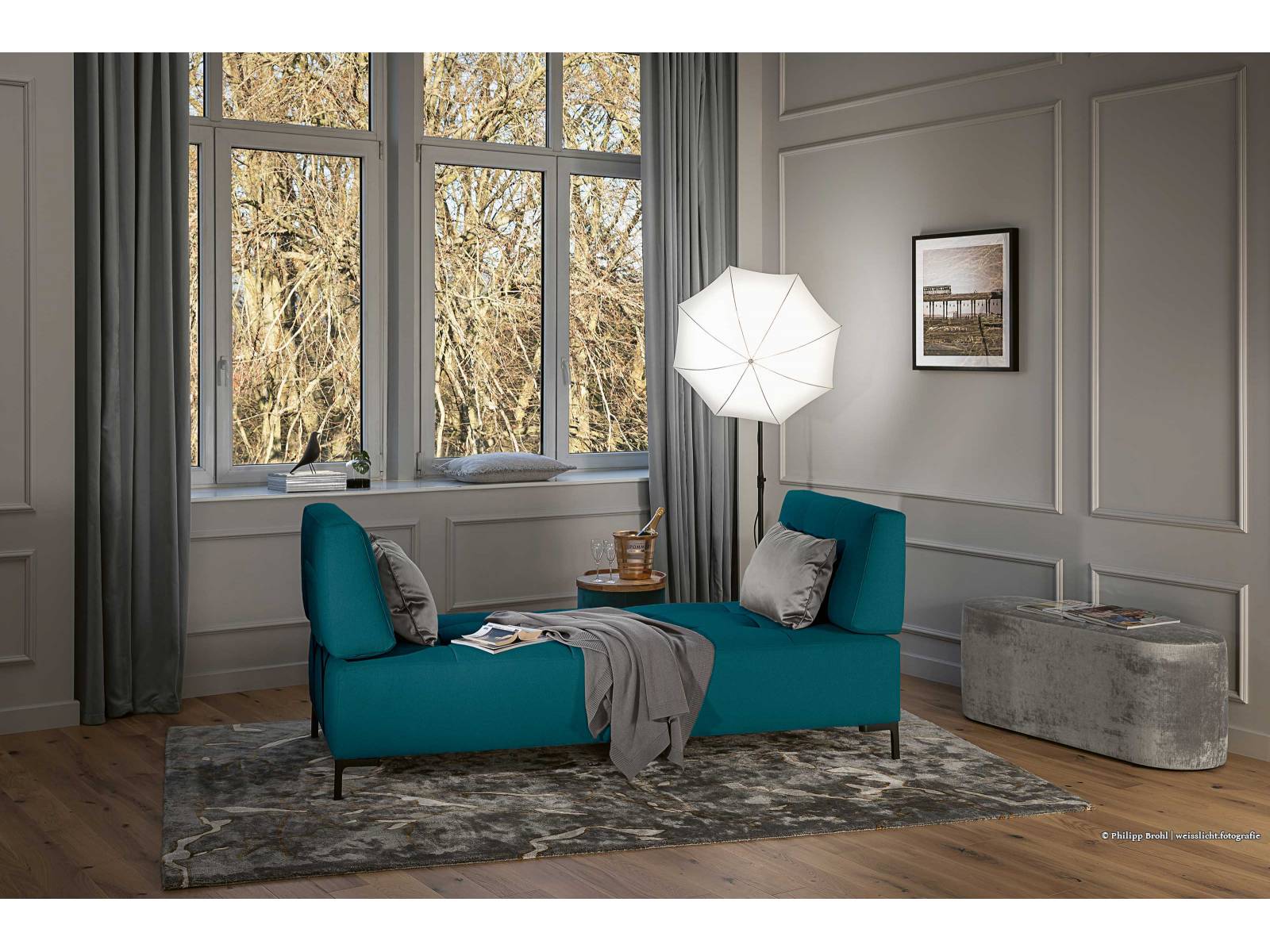 Das neue Daybed «Silence» von Annette Lang zeugt vom handwerklichen Können des Unternehmens. Denn die Liegefläche entspricht dem Matratzenaufbau eines Boxspringbettes. «Silence» besteht aus zwei Teilen, die zu einem Sofa zusammengeschoben werden können. TRECA. Foto: Philipp Brohl | weisslicht.fotografie