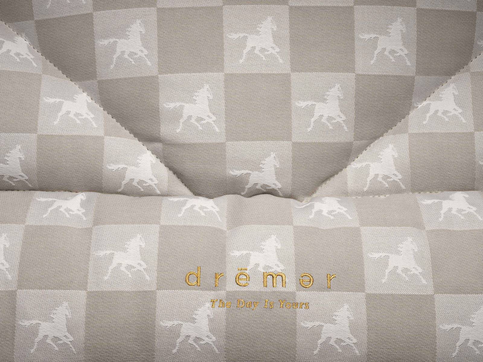 Es ist eine Hommage an sechs Generationen des Familien-unternehmens, die dank ihrer Träume und Visionen inzwischen auf eine 170-jährige Geschichte zurückblicken dürfen: Das Bett «dre—mr» von Designer Ferris Rafauli. Zusätzlich zum Karomuster in Traditional Blue ist es in Black Shadow, Phantom Charcoal oder wie im Bild in Natural Shale erhältlich. HASTENS.