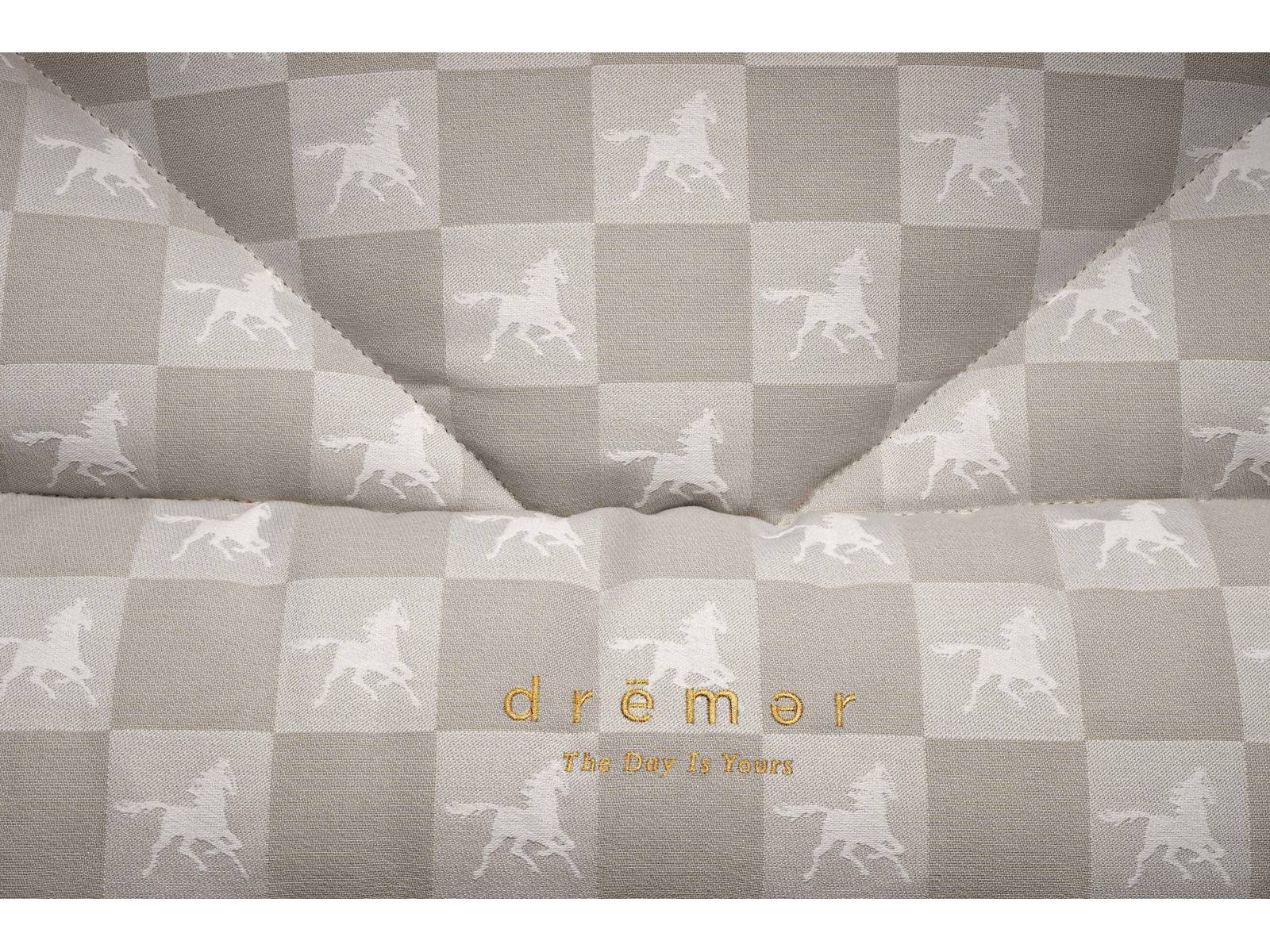 Es ist eine Hommage an sechs Generationen des Familien-unternehmens, die dank ihrer Träume und Visionen inzwischen auf eine 170-jährige Geschichte zurückblicken dürfen: Das Bett «dre—mr» von Designer Ferris Rafauli. Zusätzlich zum Karomuster in Traditional Blue ist es in Black Shadow, Phantom Charcoal oder wie im Bild in Natural Shale erhältlich. HASTENS.