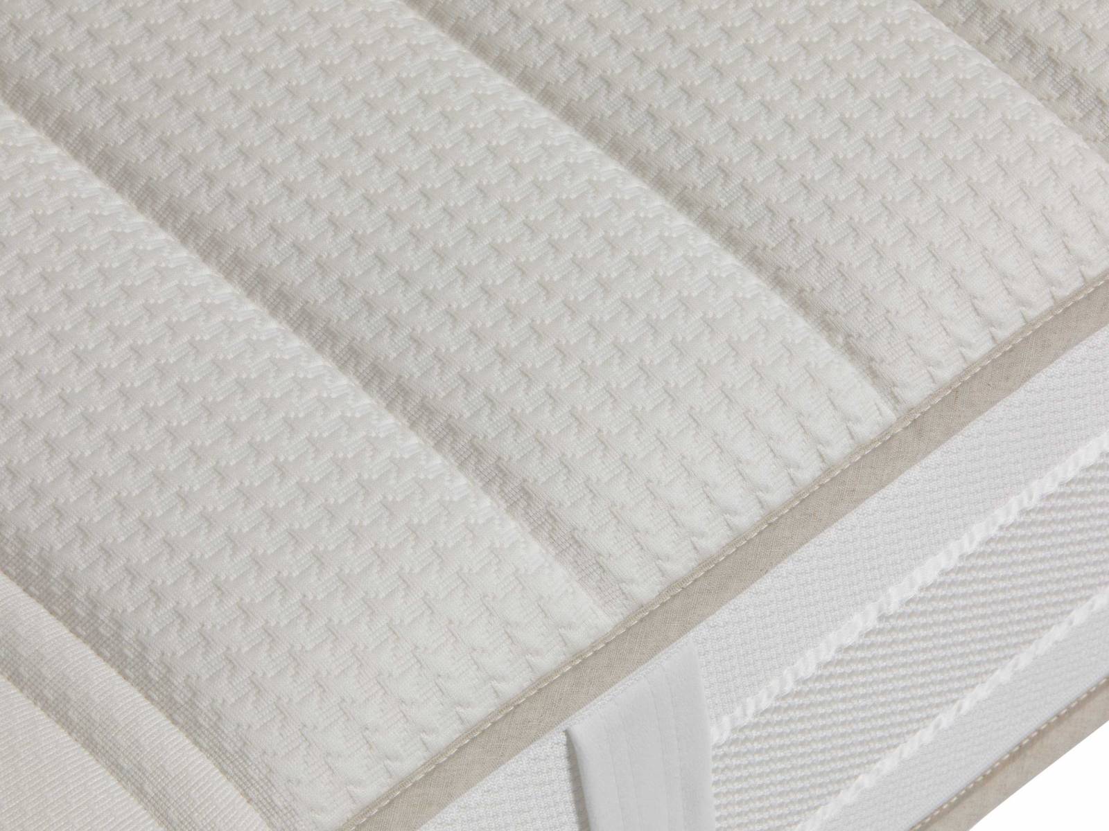 Der Glarner Hersteller hat mit «Supernova» eine Rückenmatratze entwickelt, die aufgrund ihrer Konstruktion ein dynamisches Liegegefühl vermittelt. Durch die zweistufige Federtechnologie im Lendenwirbelbereich bietet sie eine ausbalancierte Stützkraft. RIPOSA.