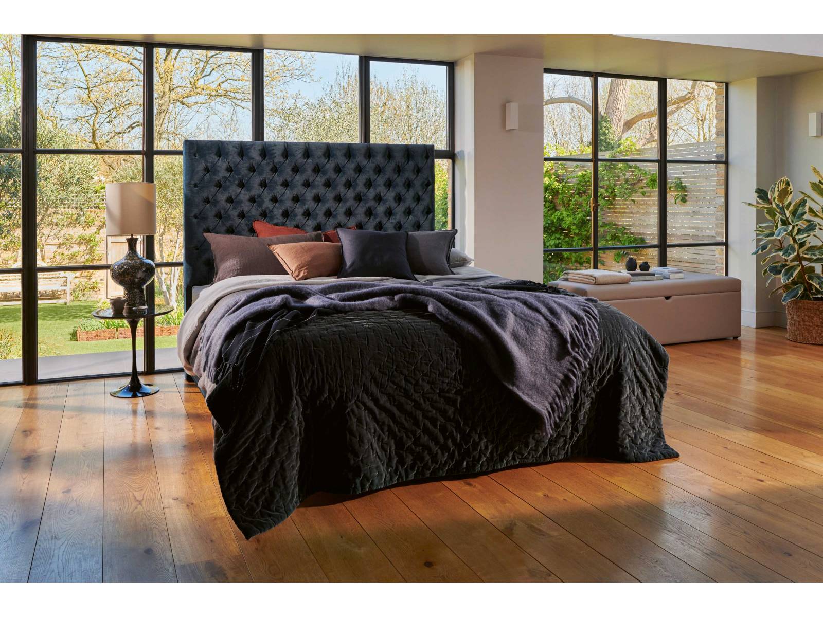 «Luxe Velvet Ocean» kommt mit Divan «Sovereign» und Kopfteil «Aldo» aufs Schönste zur Geltung und entfaltet seine ganze Leuchtkraft. Der weiche Samtbezug der «Luxe Kollektion» zählt zu den zahlreichen Farb- und Texturtrends, welche die Trendprognostikerin Doris Boelk für die britische Luxusbettenmarke zur neusten Stoffkollektion zusammengefasst und in drei Stoffbücher unterteilt hat. Im Bild die Matratze «Tiara Superb». Vispring.