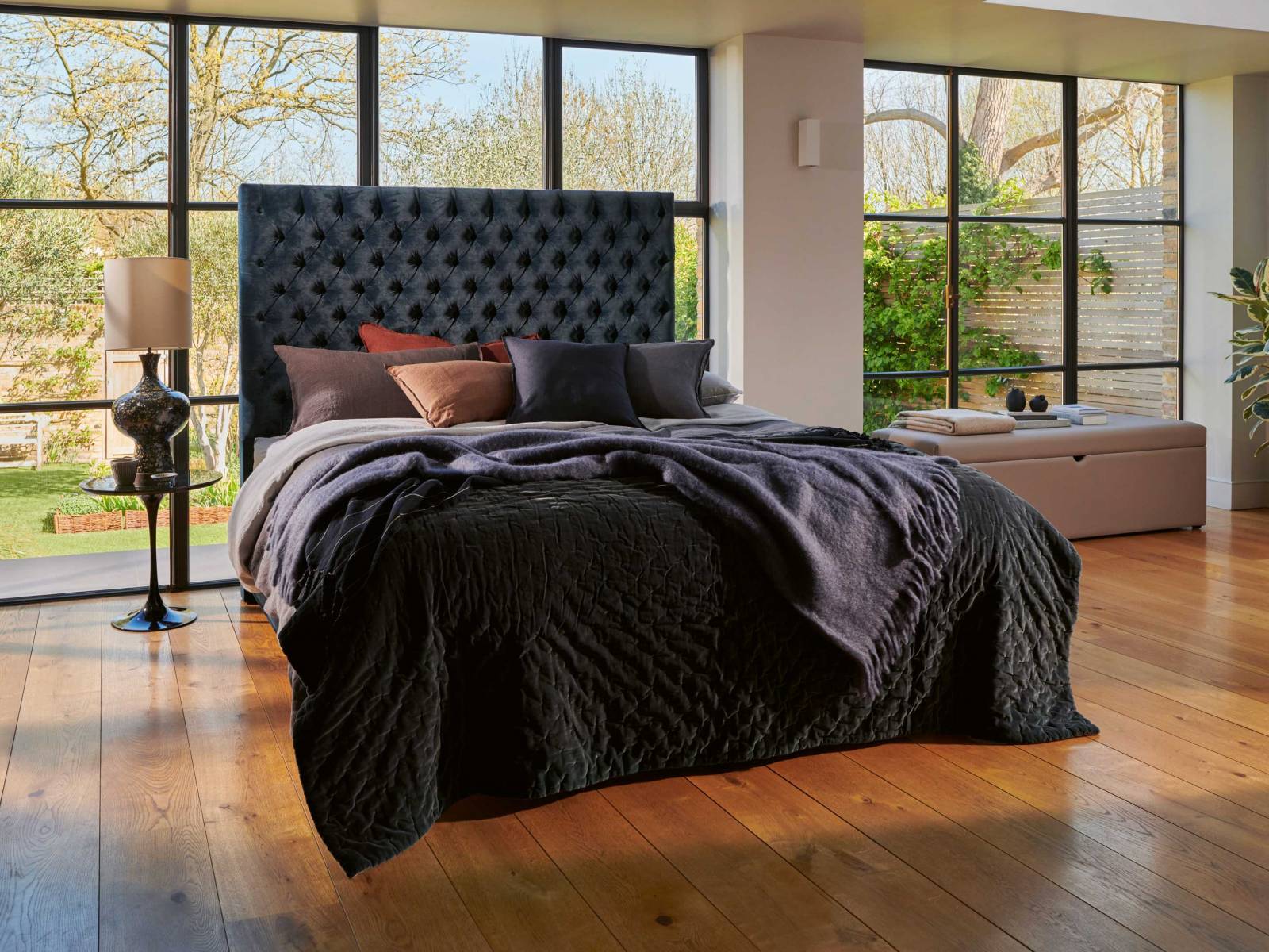 «Luxe Velvet Ocean» kommt mit Divan «Sovereign» und Kopfteil «Aldo» aufs Schönste zur Geltung und entfaltet seine ganze Leuchtkraft. Der weiche Samtbezug der «Luxe Kollektion» zählt zu den zahlreichen Farb- und Texturtrends, welche die Trendprognostikerin Doris Boelk für die britische Luxusbettenmarke zur neusten Stoffkollektion zusammengefasst und in drei Stoffbücher unterteilt hat. Im Bild die Matratze «Tiara Superb». Vispring.