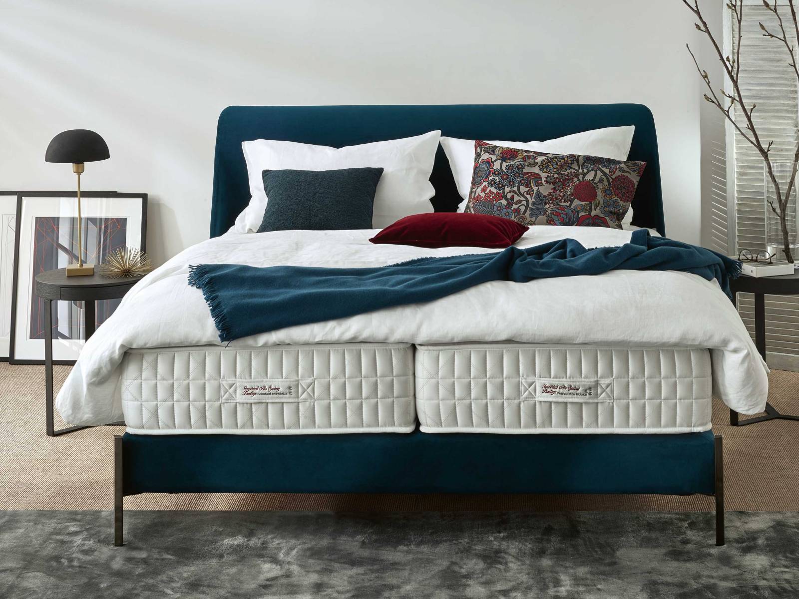 Sicher und geborgen muss man sich fühlen, um entspannt schlafen zu können. Es sind genau diese beiden Attribute, auf die das französische Designerduo Quaglio Simonelli bei der Gestaltung des Bettes «Margot» besonderen Wert legte. So bietet das leicht nach innen gebogene Kopfteil Geborgenheit, während eine hochwertige, individuell gefertigte Matratze für den nötigen Schlafkomfort sorgt. Treca.