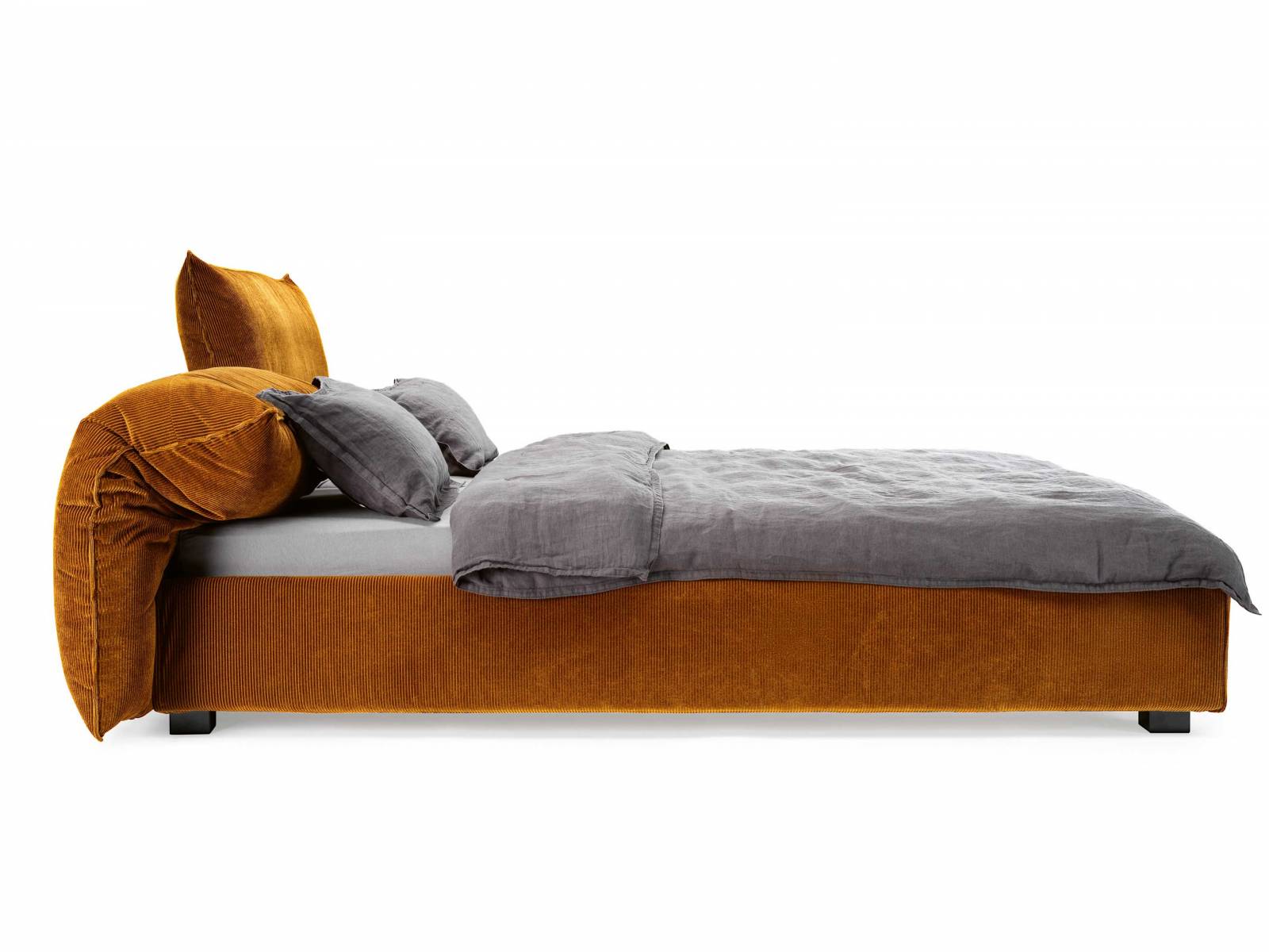 Weicher Kordstoff ist angesagter denn je und lässt nun auch das Bett «Rose» im neuen Look erstrahlen. Die strapazierfähigen Stoffe aus dem Hause Rohleder werden zu 100 Prozent in Deutschland gefertigt und sind dank der Herstellung ohne chemische Zusätze sehr hautverträglich. Möller Design.