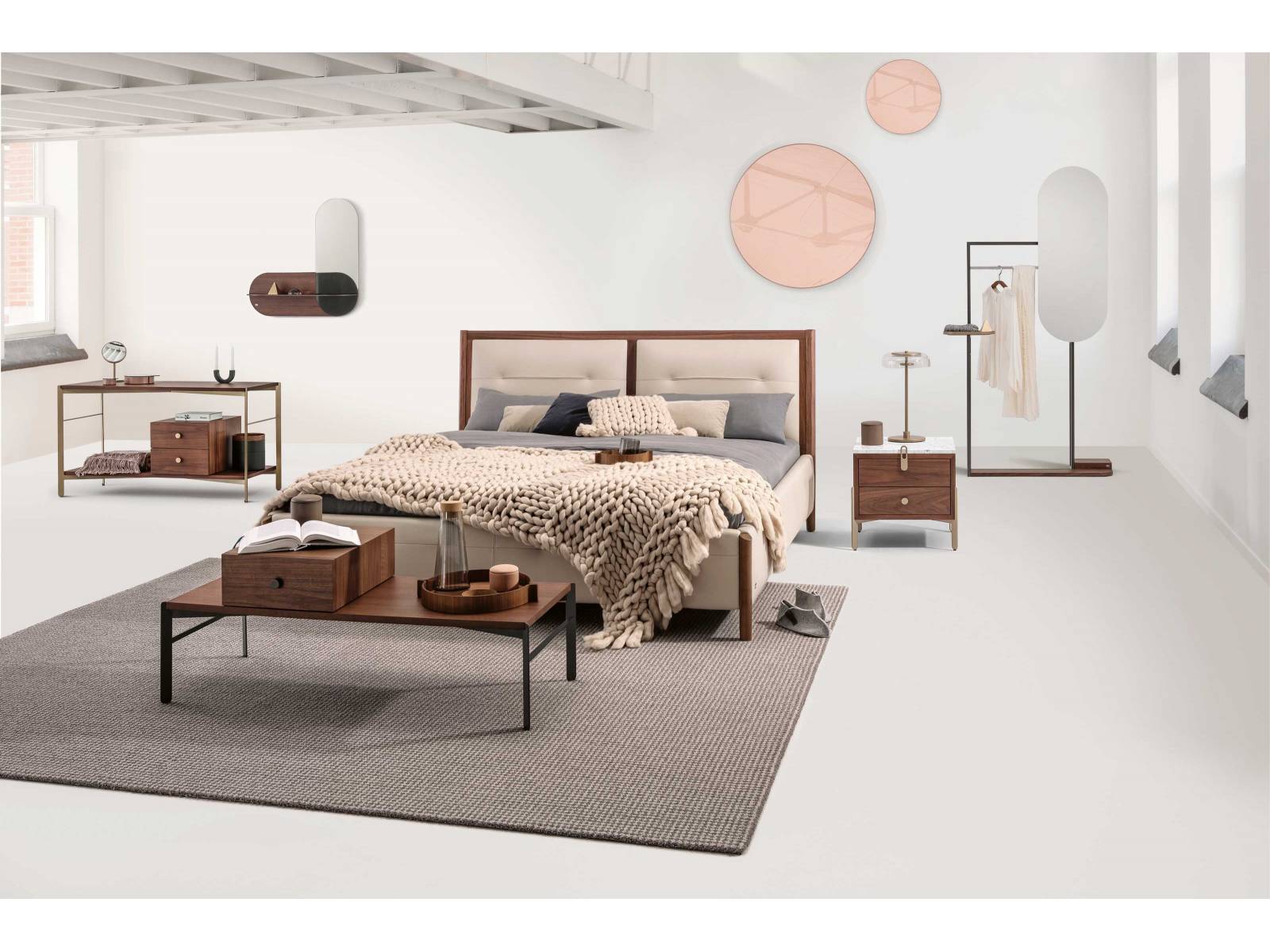 Wer das Charisma von Massivholz und den Komfort eines Polsterbettes schätzt, wird seine Freude an «Jara» haben. Das Bett des Hamburger Studios Labs kommt nicht nur ästhetisch und leichtfüssig daher, es lässt auch hinsichtlich des Komforts keine Wünsche offen. Sowohl als Boxspringbett als auch klassisch mit Lattenrost und Matratze fördert es einen erholsamen Schlaf. Rolf Benz.