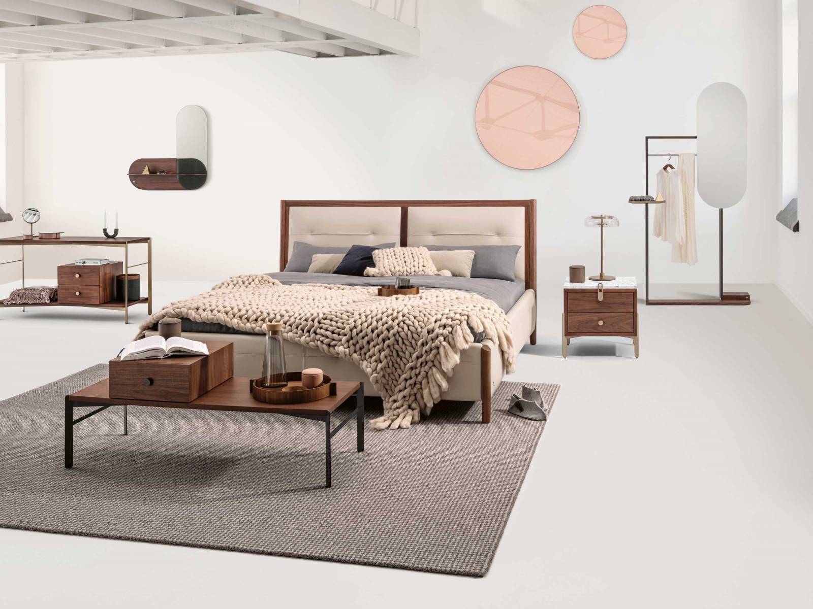 Wer das Charisma von Massivholz und den Komfort eines Polsterbettes schätzt, wird seine Freude an «Jara» haben. Das Bett des Hamburger Studios Labs kommt nicht nur ästhetisch und leichtfüssig daher, es lässt auch hinsichtlich des Komforts keine Wünsche offen. Sowohl als Boxspringbett als auch klassisch mit Lattenrost und Matratze fördert es einen erholsamen Schlaf. Rolf Benz.