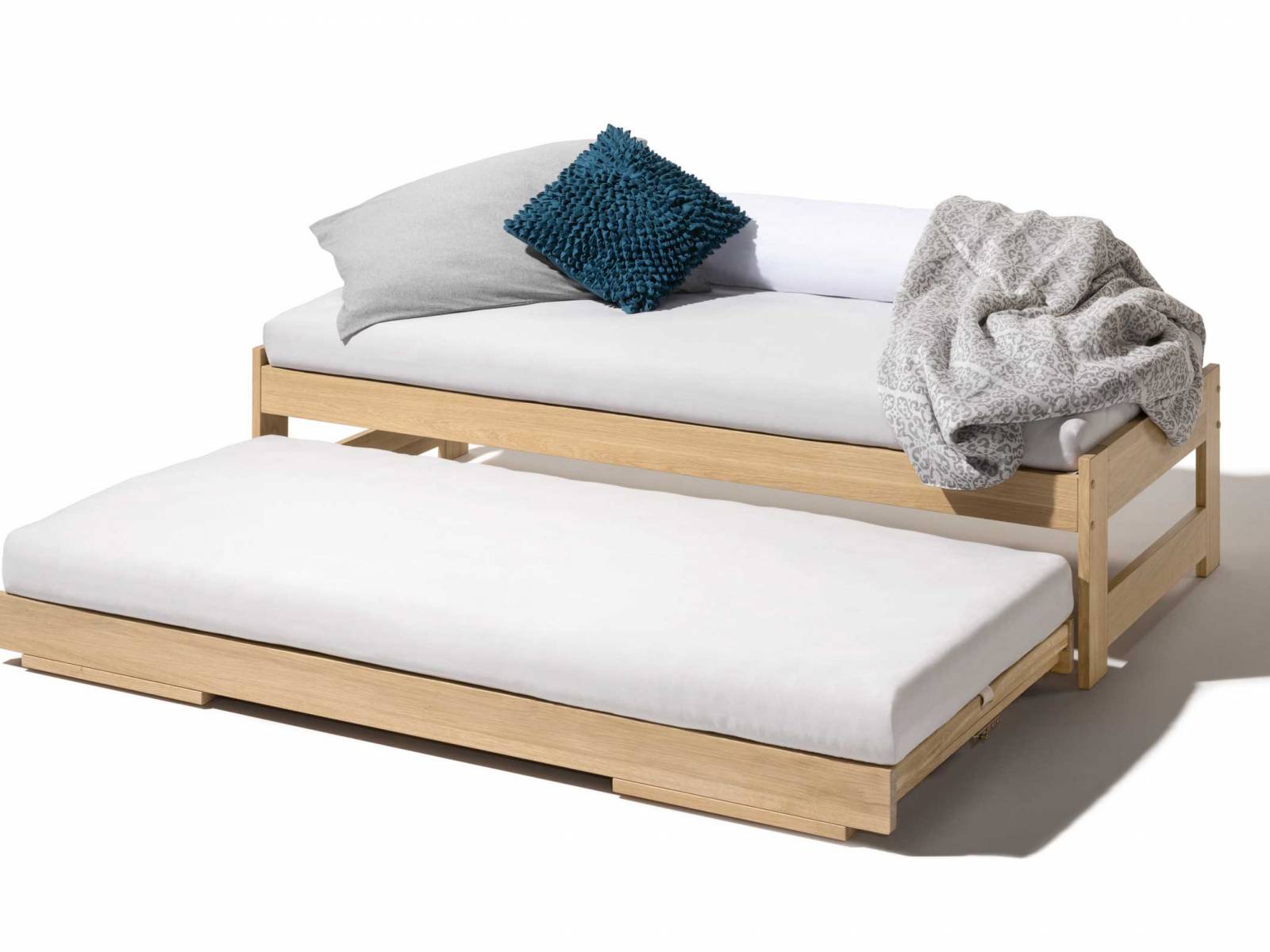 Aus eins mach zwei: Im Handumdrehen wird aus der Tandemliege «cubus» ein gemütliches Doppelbett, das höchsten Schlafkomfort mit einer grossen Liegefläche bietet. Nach dem Gebrauch verschwindet das zweite Bett unter dem ersten und ist somit sehr platzsparend. Erhältlich in den Holzarten Erle, Buche, Kernbuche, Eiche und Eiche weiss. Team7.