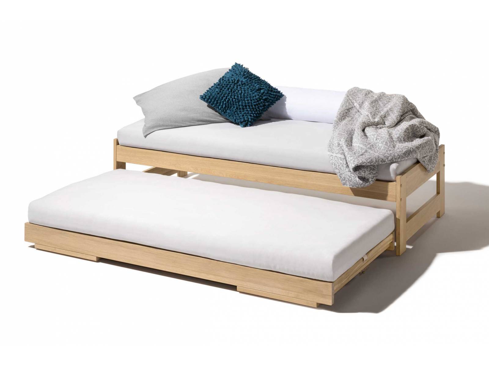 Aus eins mach zwei: Im Handumdrehen wird aus der Tandemliege «cubus» ein gemütliches Doppelbett, das höchsten Schlafkomfort mit einer grossen Liegefläche bietet. Nach dem Gebrauch verschwindet das zweite Bett unter dem ersten und ist somit sehr platzsparend. Erhältlich in den Holzarten Erle, Buche, Kernbuche, Eiche und Eiche weiss. Team7.