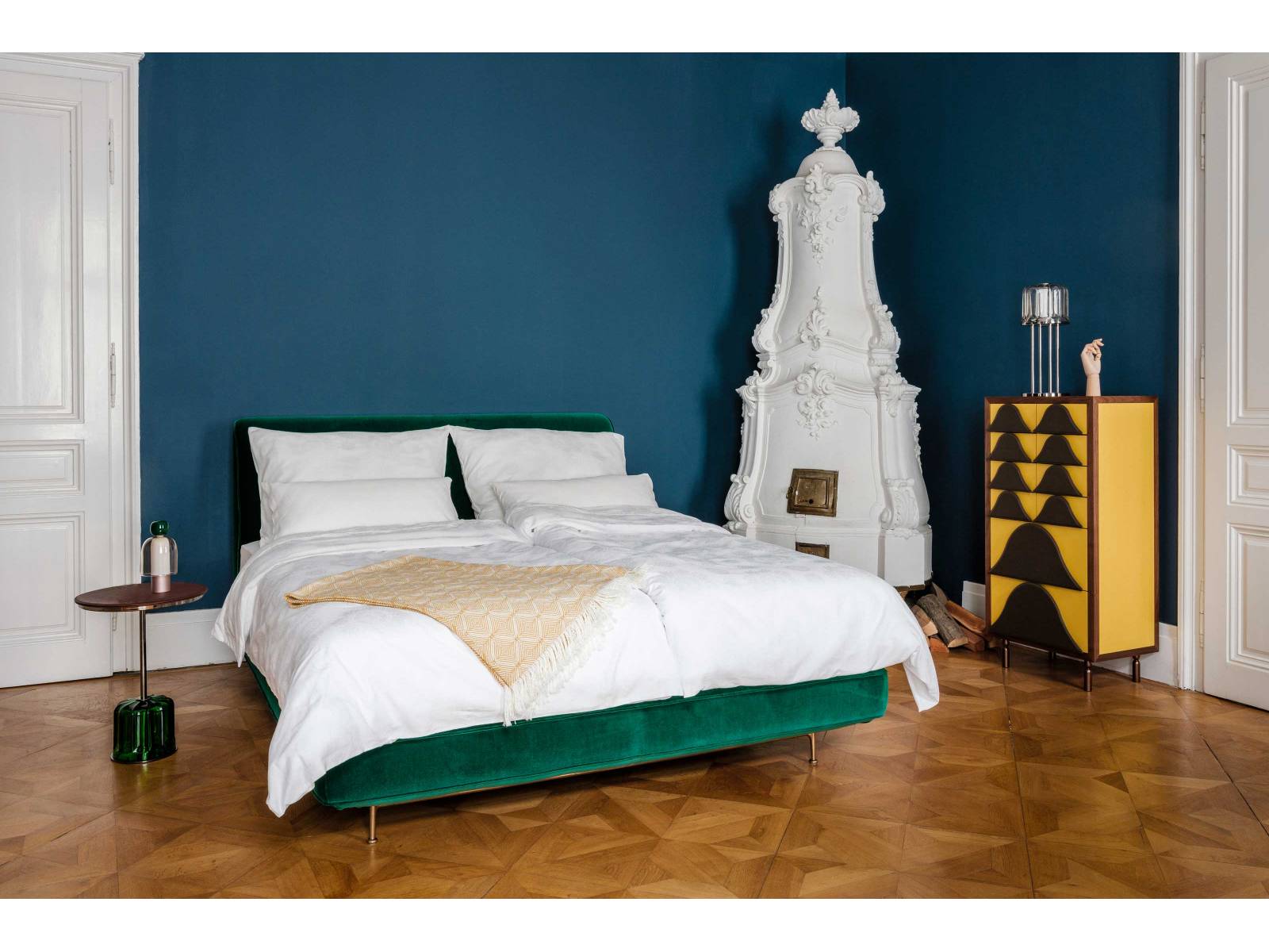 Luca Nichetto, seit kurzem Art Director des österreichischen Möbelherstellers, war federführend bei «Andes», dem neusten Bett der Design-Linie. Als homogene Einheit scheinen Bettbasis und Kopfhaupt die Matratze zu umhüllen, wodurch ein komfortabler, grosszügiger Ort der Ruhe entsteht. Für das ästhetische Gleichgewicht sorgen ein filigranes Metallgestell sowie ein parallel verlaufender Keder, der die Aussenkanten definiert und die handwerkliche Präzision hervorhebt. Wittmann.