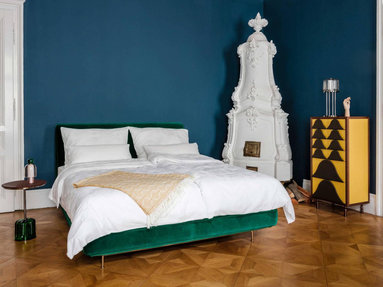 Luca Nichetto, seit kurzem Art Director des österreichischen Möbelherstellers, war federführend bei «Andes», dem neusten Bett der Design-Linie. Als homogene Einheit scheinen Bettbasis und Kopfhaupt die Matratze zu umhüllen, wodurch ein komfortabler, grosszügiger Ort der Ruhe entsteht. Für das ästhetische Gleichgewicht sorgen ein filigranes Metallgestell sowie ein parallel verlaufender Keder, der die Aussenkanten definiert und die handwerkliche Präzision hervorhebt. Wittmann.