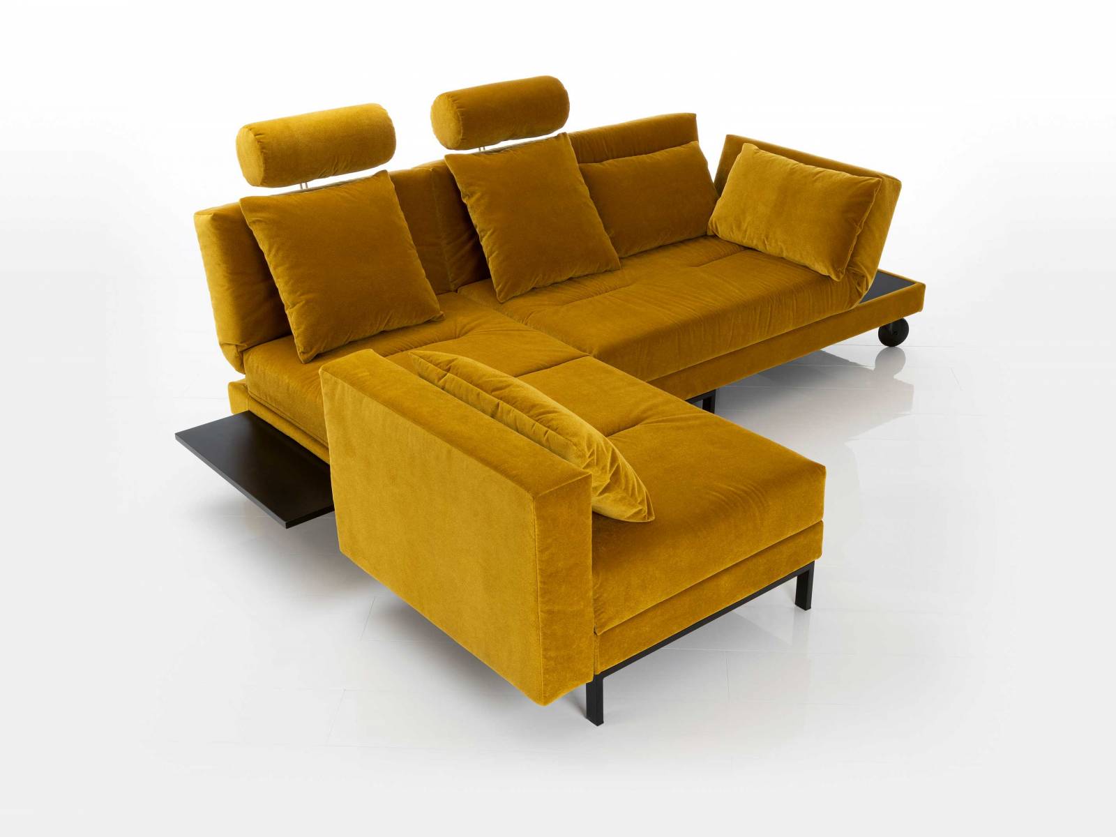 Als äusserst flexibler Zeitgenosse präsentiert sich «Four-two», eine Sitzgruppe, bestehend aus einem Longchair mit verschiebbarer Seitenlehne und einem Drehsofa mit Ablagefläche unter der Armlehne, die sich an alle Wünsche anpassen lässt. Sitzen, gemütlich relaxen oder auch schlafen – das Möbel ist vielseitig und nimmt wenig Platz in Anspruch. Brühl.