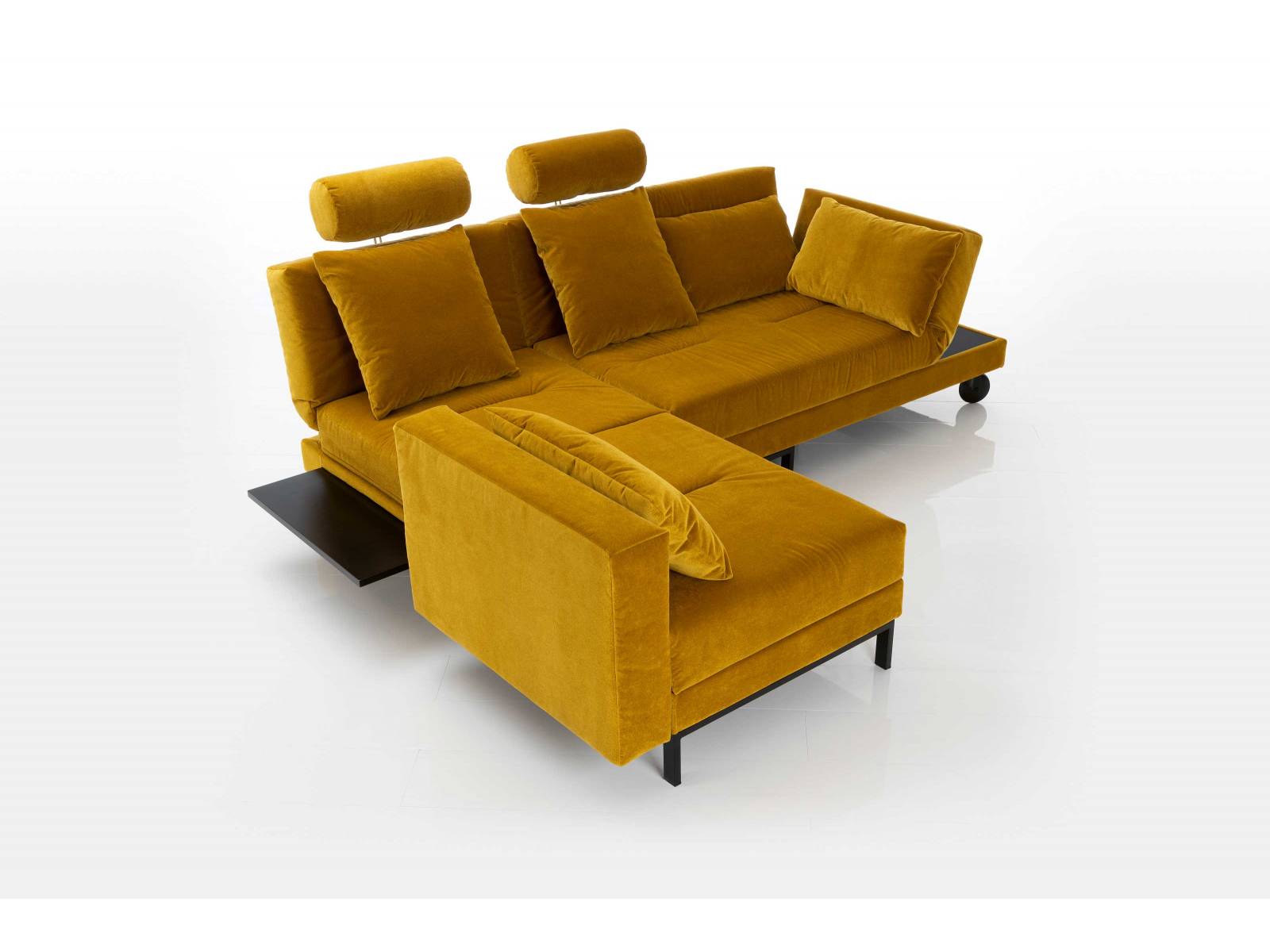 Als äusserst flexibler Zeitgenosse präsentiert sich «Four-two», eine Sitzgruppe, bestehend aus einem Longchair mit verschiebbarer Seitenlehne und einem Drehsofa mit Ablagefläche unter der Armlehne, die sich an alle Wünsche anpassen lässt. Sitzen, gemütlich relaxen oder auch schlafen – das Möbel ist vielseitig und nimmt wenig Platz in Anspruch. Brühl.