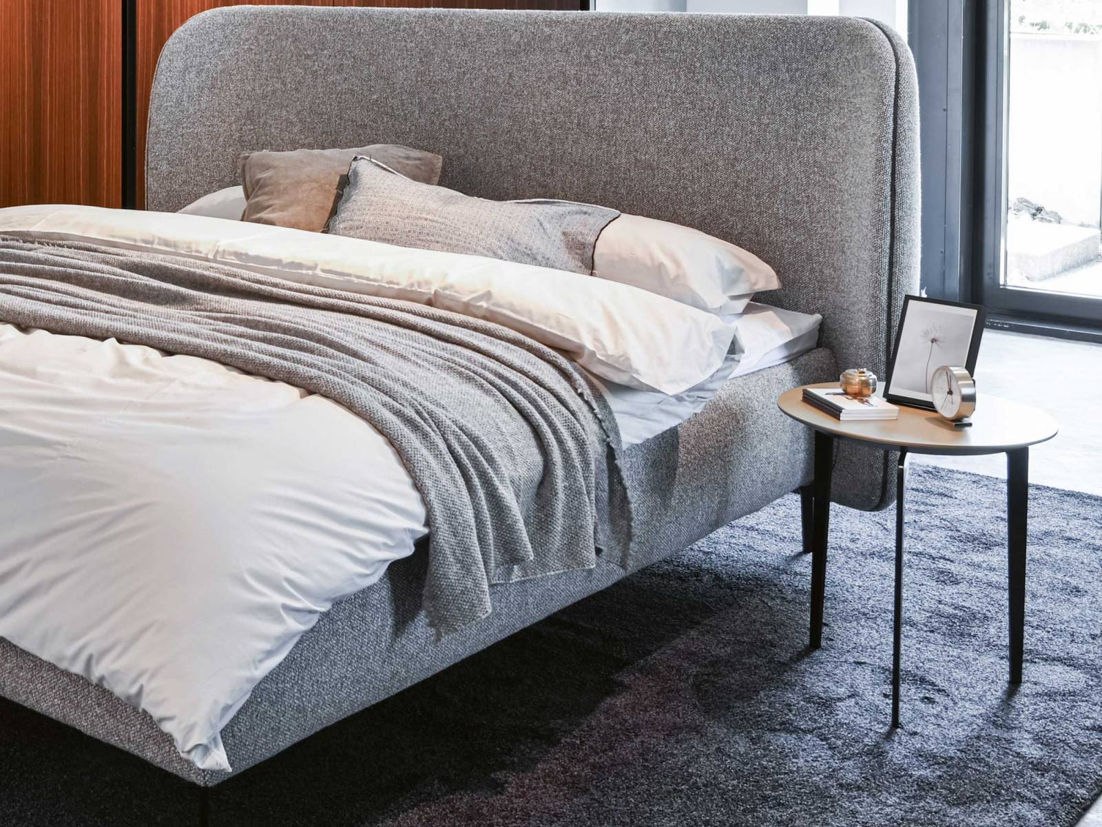 «Luno», was auf Lateinisch nichts anderes als Halbmond bedeutet, macht seinem Namen alle Ehre: Die sanfte Rundung des Kopfteils erinnert an eine Mondsichel, die sich schützend um das Betthaupt schmiegt. Das bequeme und filigrane Bett ist rundum gepolstert und eignet sich daher durchaus, um es frei im Raum zu platzieren. Neu ist es mit dem Stoffbezug «Moss» erhältlich. Kettnaker.