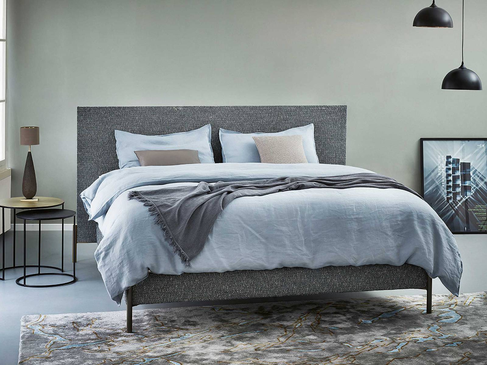 Das Bettmodell «Victoire» repräsentiert mit seinem raffinierten Design die Handschrift des Designerpaares Simonelli Quaglio. Die weichen Formen werden von schlanken Metallfüssen akzentuiert, für das bislang dünnste Kopfteil im Portfolio des Unternehmens steht eine breite Palette edler Pierre Frey-Stoffe zur Auswahl. TRECA.