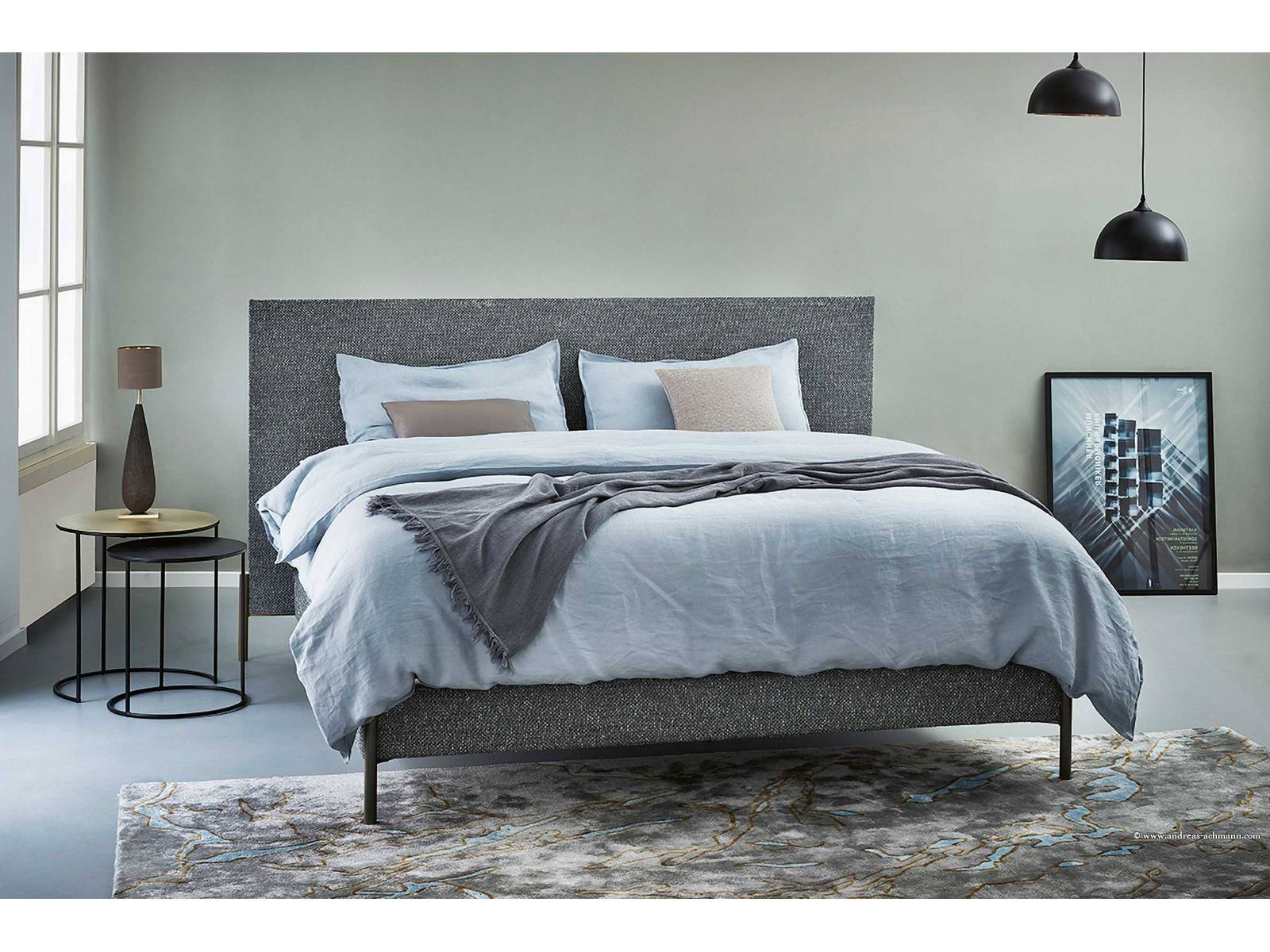 Das Bettmodell «Victoire» repräsentiert mit seinem raffinierten Design die Handschrift des Designerpaares Simonelli Quaglio. Die weichen Formen werden von schlanken Metallfüssen akzentuiert, für das bislang dünnste Kopfteil im Portfolio des Unternehmens steht eine breite Palette edler Pierre Frey-Stoffe zur Auswahl. TRECA.