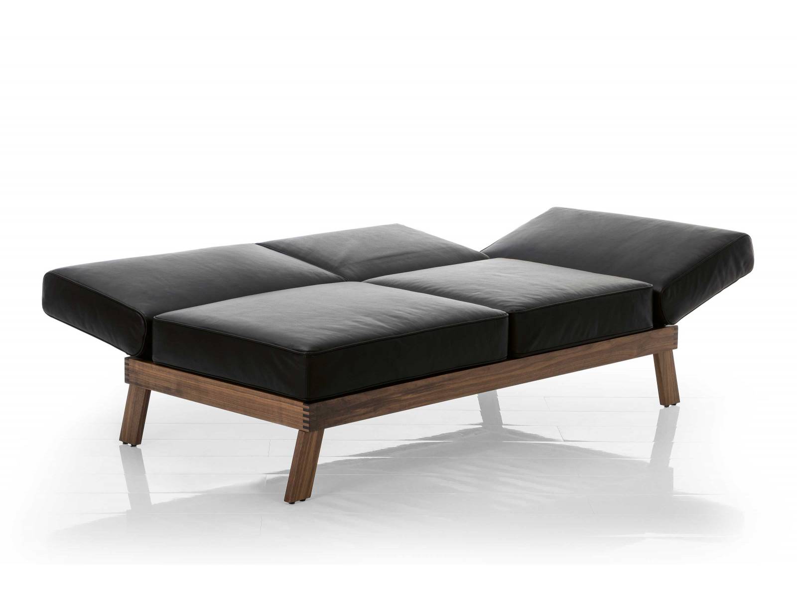 Reduziert in Form und Materialwahl zeichnet sich die «Lofoten Lounge» von Roland Meyer-Brühl vor allem durch ihre Wandlungsfähigkeit aus: Mit wenigen Handgriffen lassen sich Arm- und Rückenlehnen stufenlos bis zur horizontalen Liegefläche absenken, die dank langlebigem Polstermaterial und zusätzlichem Taschenfederkern äusserst komfortabel ist. BRÜHL.