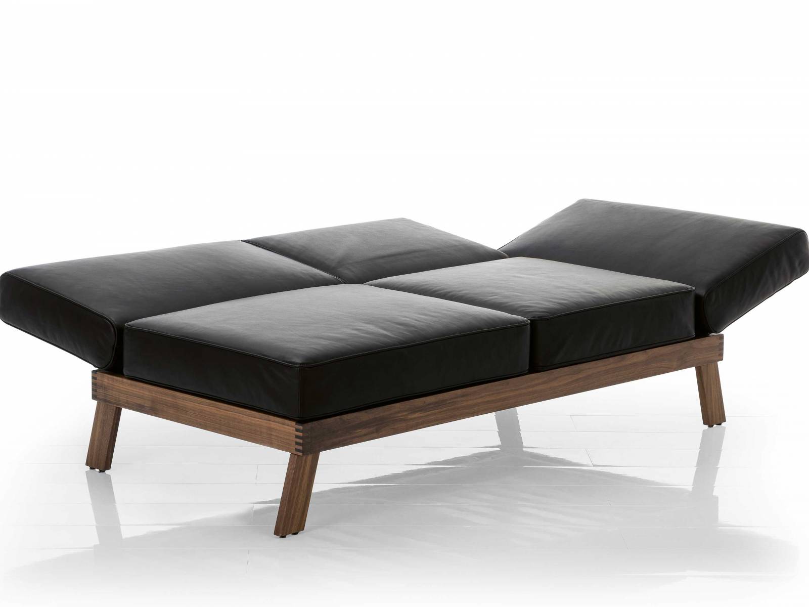 Reduziert in Form und Materialwahl zeichnet sich die «Lofoten Lounge» von Roland Meyer-Brühl vor allem durch ihre Wandlungsfähigkeit aus: Mit wenigen Handgriffen lassen sich Arm- und Rückenlehnen stufenlos bis zur horizontalen Liegefläche absenken, die dank langlebigem Polstermaterial und zusätzlichem Taschenfederkern äusserst komfortabel ist. BRÜHL.