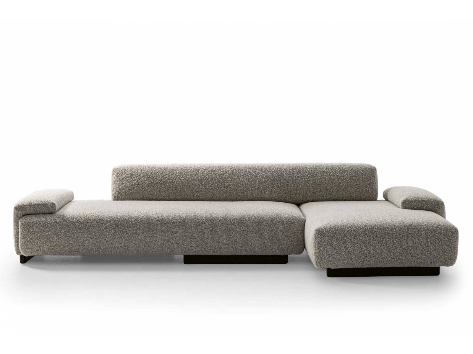 «Lowland» von Patricia Urquiola wird nachhaltiger und schöner:  Unter neuem Namen betritt es nun als «Mr Loveland» mit weicheren Sitzen und Rückenlehnen sowie edlen Holzfüssen die Bühne. Foto: Alessandro Paderni. MOROSO.