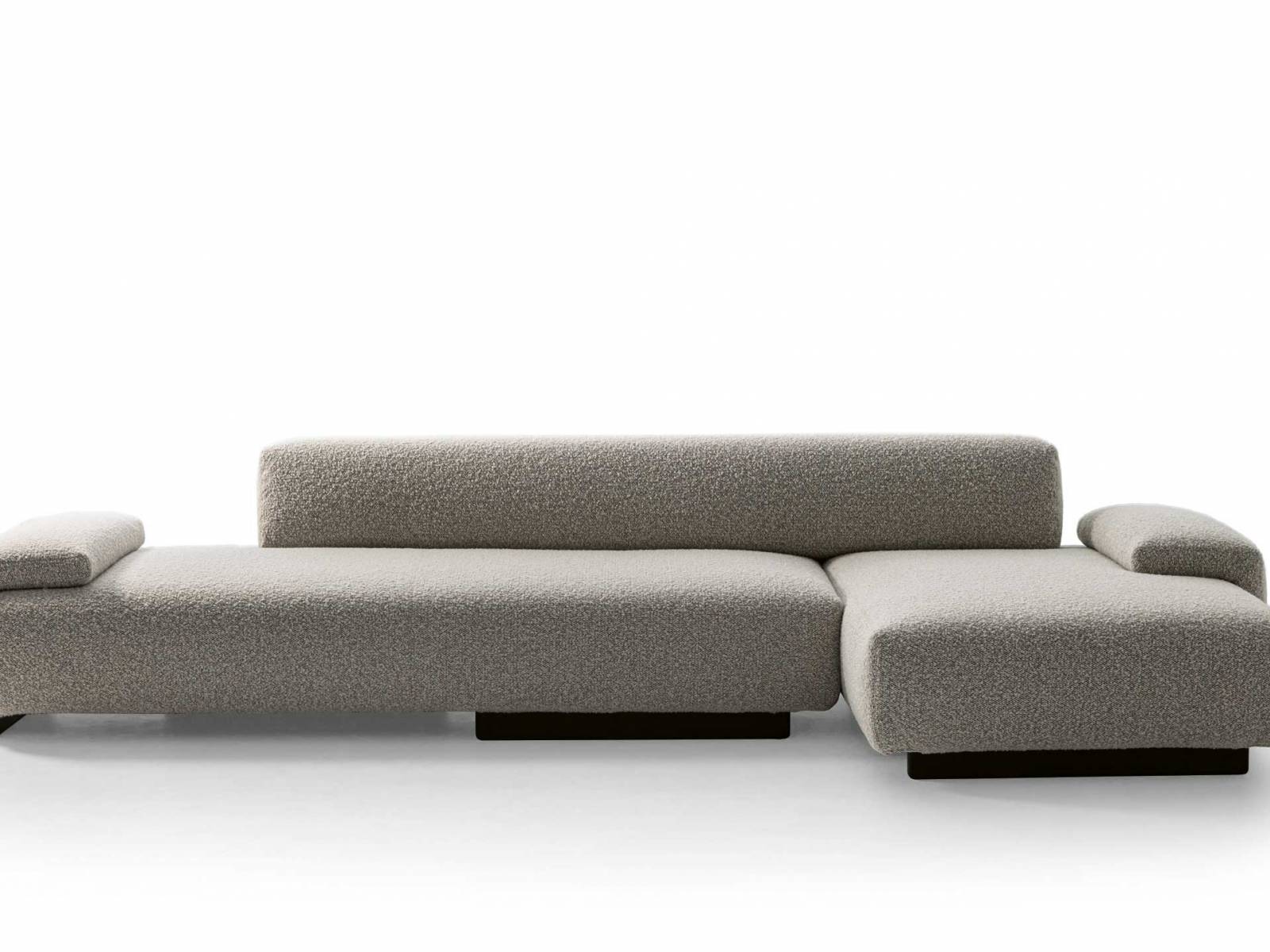 «Lowland» von Patricia Urquiola wird nachhaltiger und schöner:  Unter neuem Namen betritt es nun als «Mr Loveland» mit weicheren Sitzen und Rückenlehnen sowie edlen Holzfüssen die Bühne. Foto: Alessandro Paderni. MOROSO.