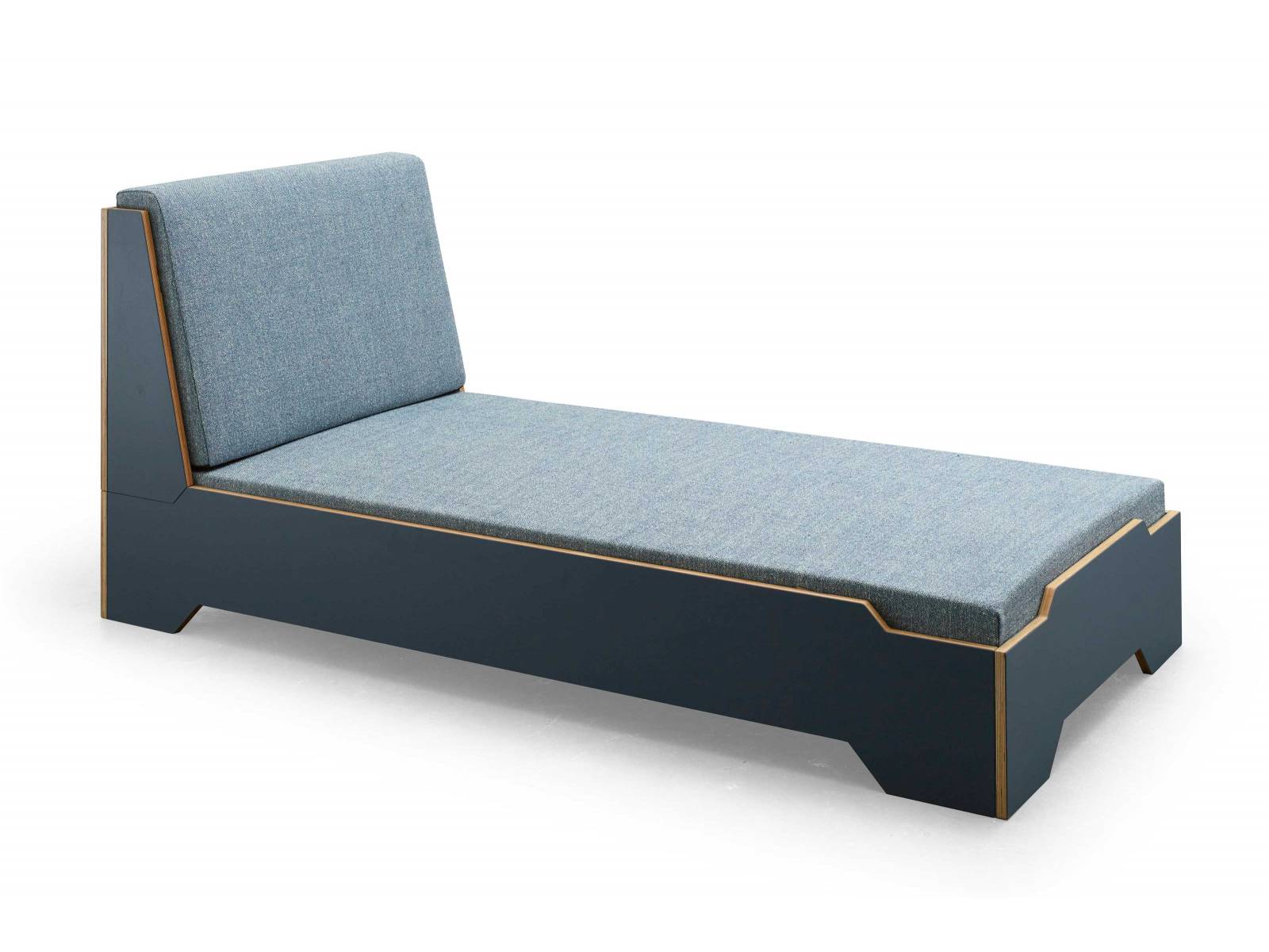 Ein Bett, viele Möglichkeiten: Angepasst an die unterschiedlichen Bedürfnisse eines Kindes lässt sich dieses Modell platzsparend stapeln, modular um ein Kopfteil erweitern oder zum voll gepolsterten Sofa umbauen. Die Farben für Rahmen und Stoff sind frei wählbar. SPICHER.