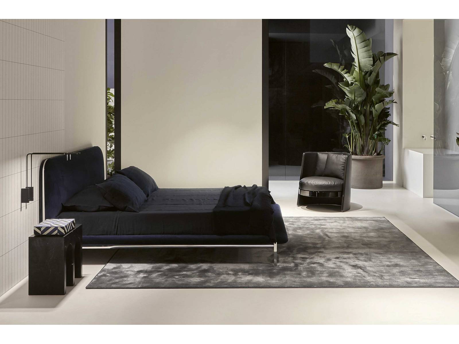 Mit der Präsentation einer ersten Möbelkollektion «Atelier Antoniolupi» schlägt der italienische Badmöbelhersteller ein neues Kapitel seiner Firmengeschichte auf. Die Kollektion soll es ArchitektInnen künftig ermöglichen, Bad- und Wohnwelten aus einem Guss zu kreieren. ANTONIOLUPI.