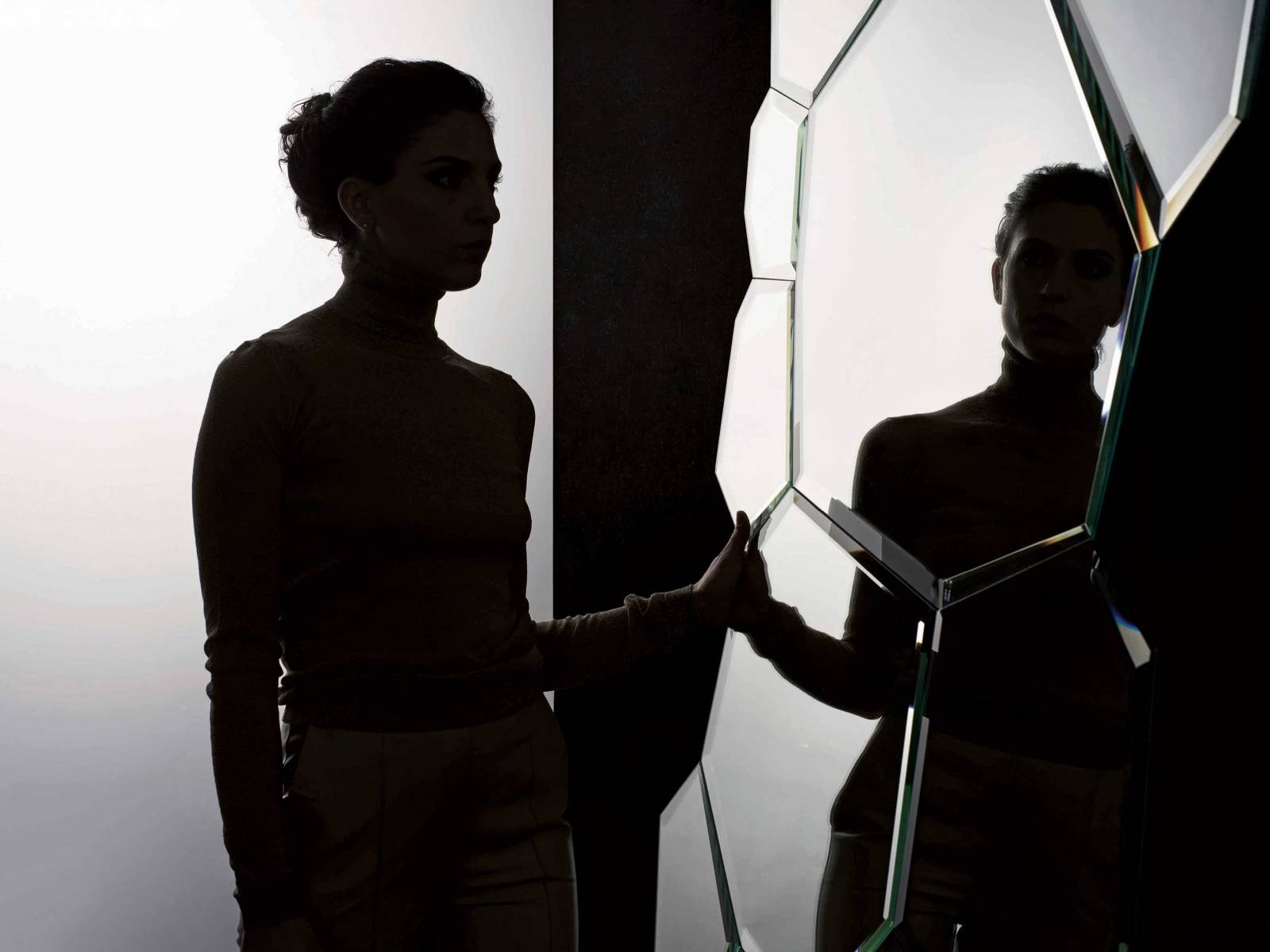 25 unregelmässig geformte Glasfragmente, die alle von Hand geschliffen werden, verleihen dem Spiegel «Jubilé» seine besondere Ästhetik. Erhältlich sind die Unikate in verschiedenen Formen und Grössen, als Wand- oder Bodenspiegel. Design: Stúdio Campana. EDRA.